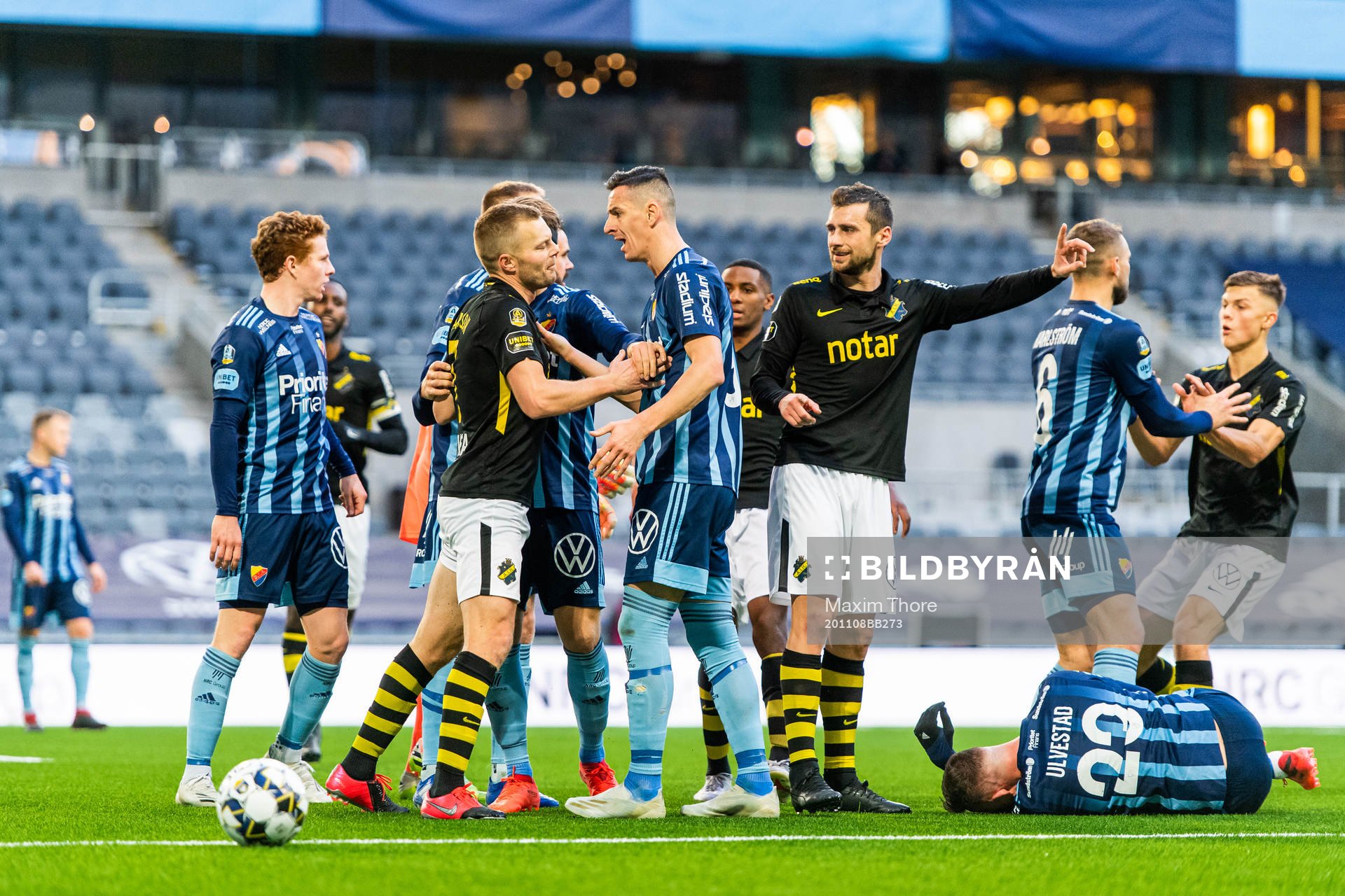 s Sebastian Larsson och Kolbeinn Sigthorsson i en dispyt