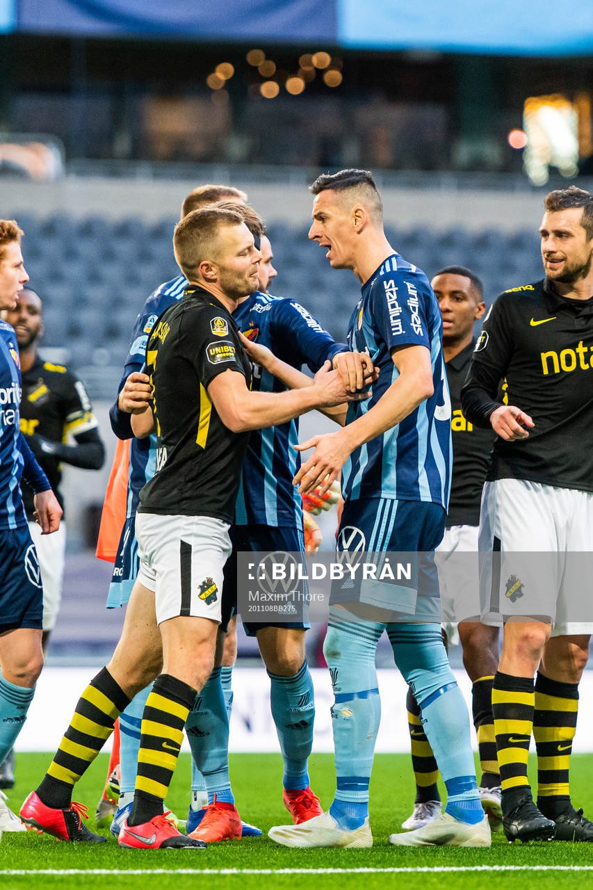 s Sebastian Larsson och Kolbeinn Sigthorsson i en dispyt