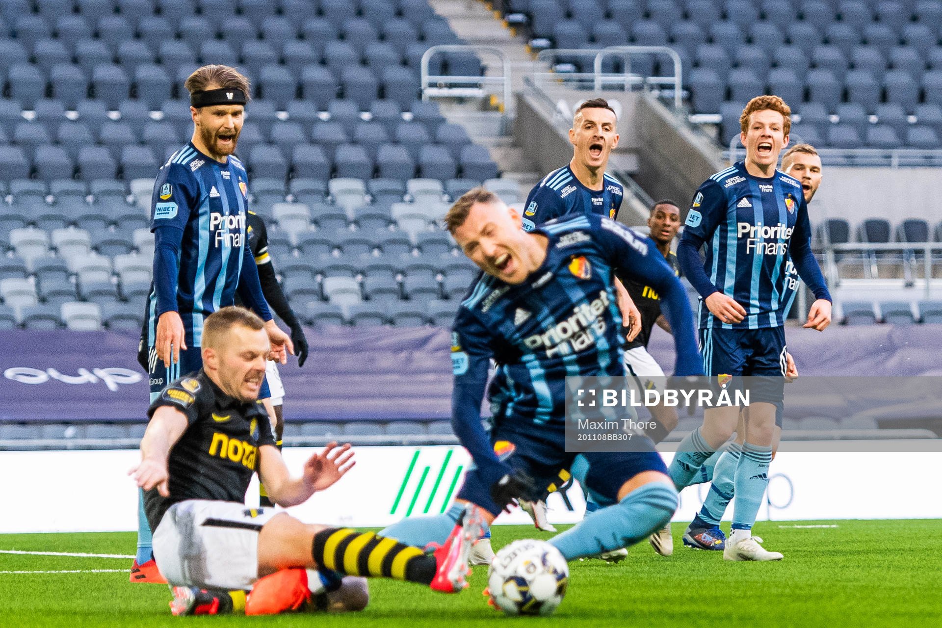 s Sebastian Larsson glidtacklar Fredrik Ulvestad