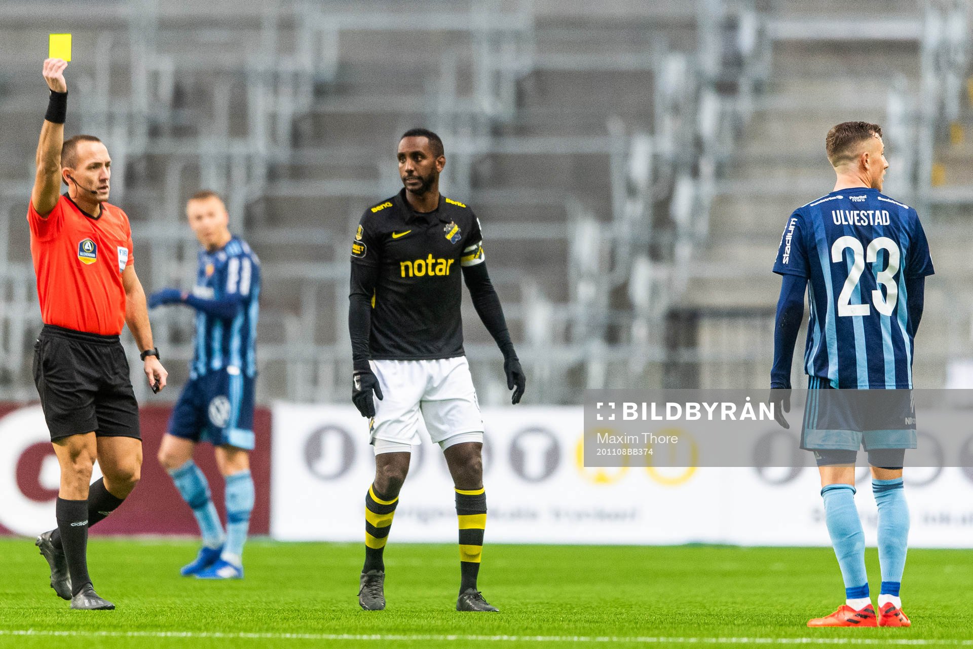 s Henok Goitom ser domare Kaspar Sjöberg varnar