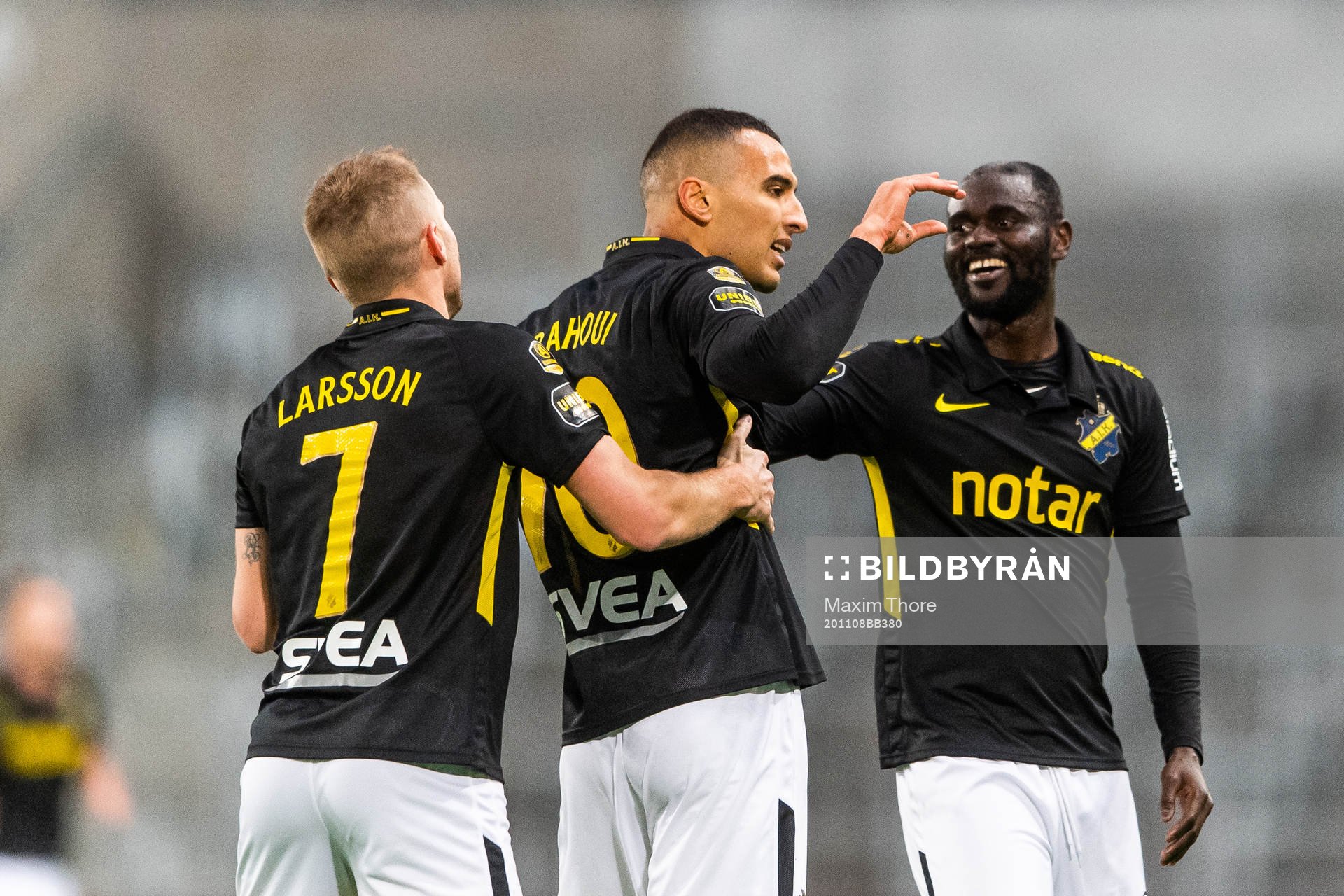 s Nabil Bahoui jublar med Sebastian Larsson