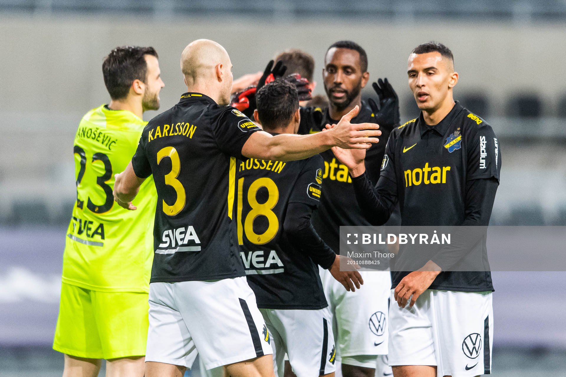 AIK:s Nabil Bahoui jublar med lagkamrater efter fotbollsmatchen i Allsvenskan mellan Djurgården och AIK den 8 november 2020 i Stockholm.