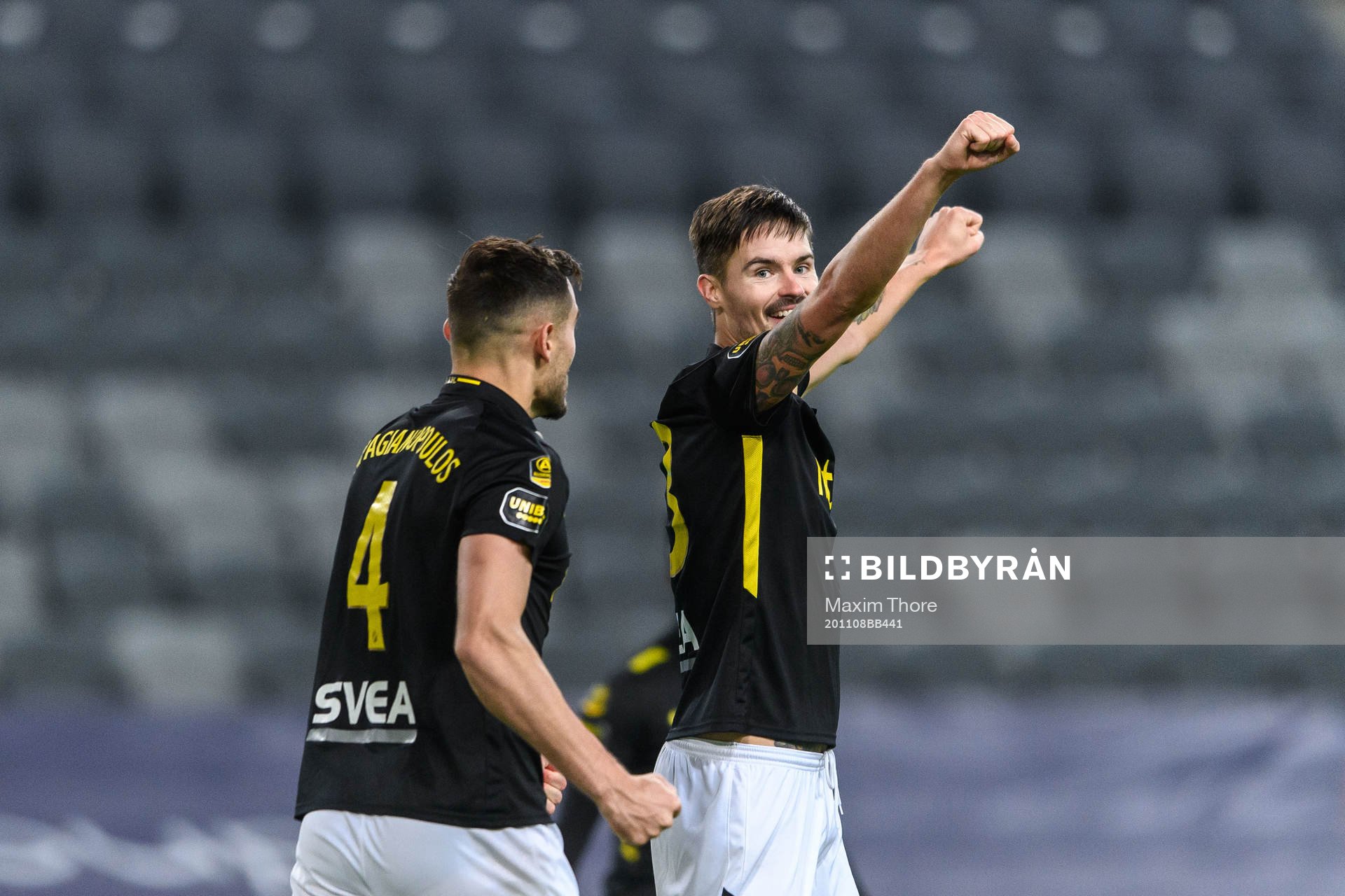 AIK:s Sotirios Papagiannopoulos och Mikael Lustig jublar efter fotbollsmatchen i Allsvenskan mellan Djurgården och AIK den 8 november 2020 i Stockholm.