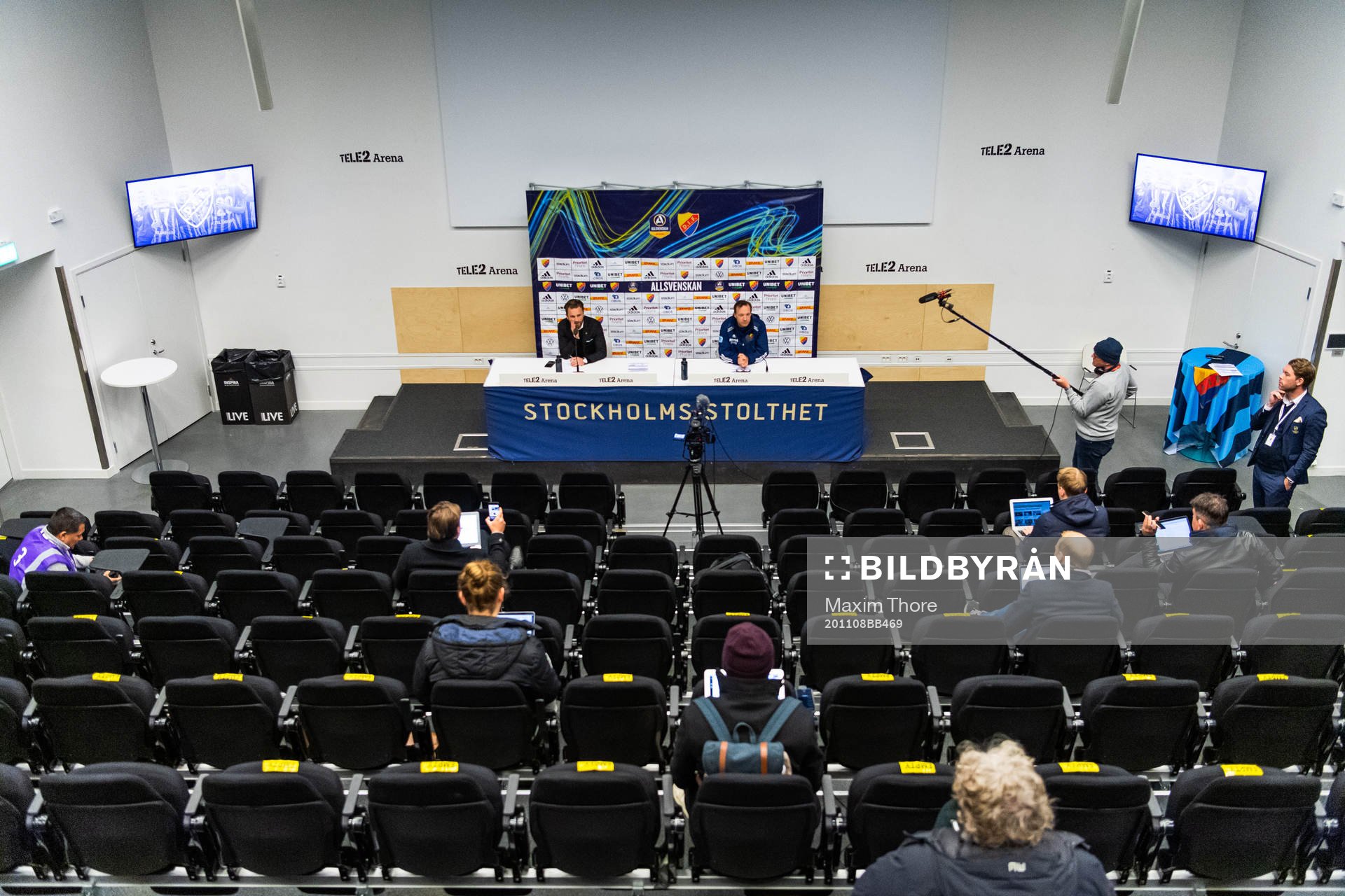s tränare Bartosz Grzelak och Djurgårdens tränare Kim