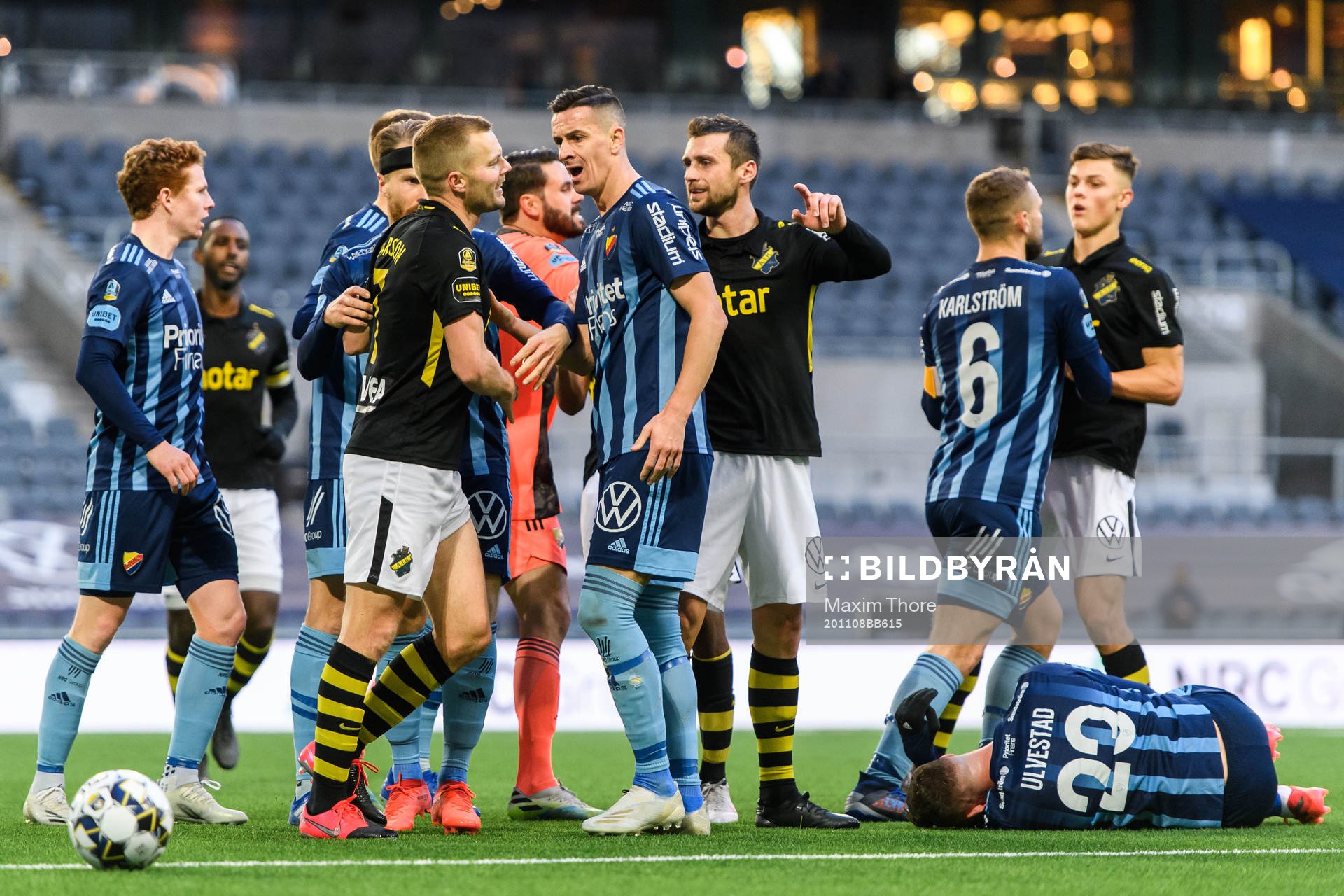 s Sebastian Larsson i dispyt med Djurgårdens Haris