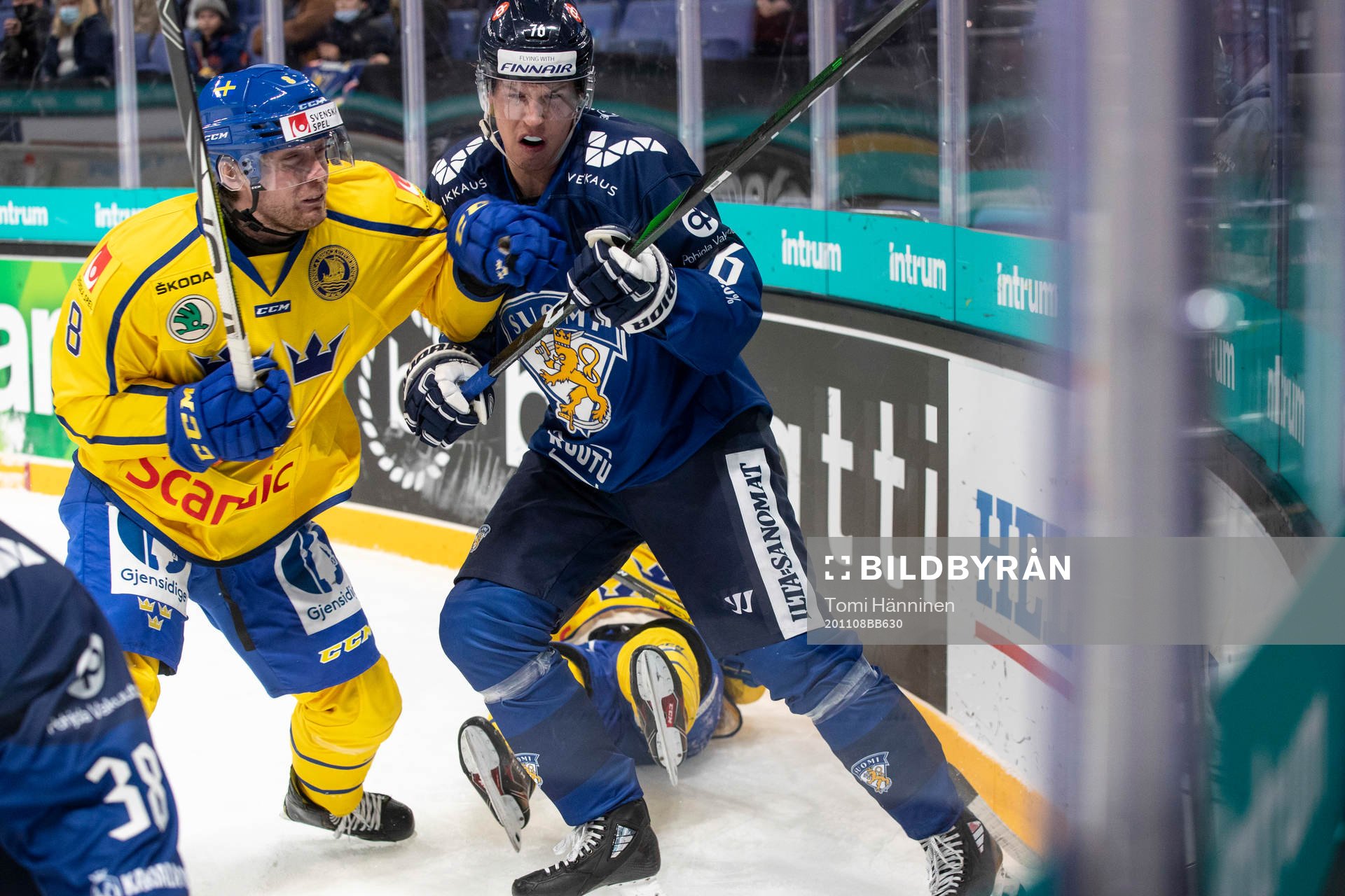 Jere Sallinen #76, FIN tackles to Andreas Wingerli #24,