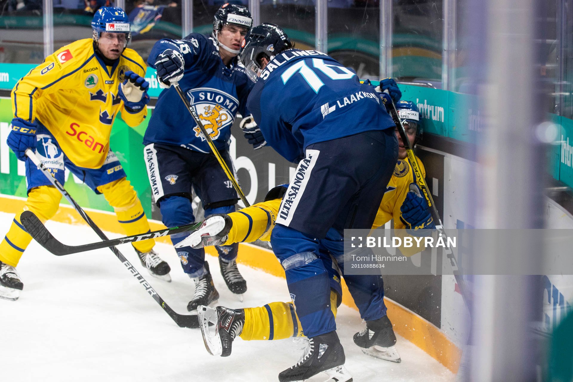 Jere Sallinen #76, FIN tackles to Andreas Wingerli #24,