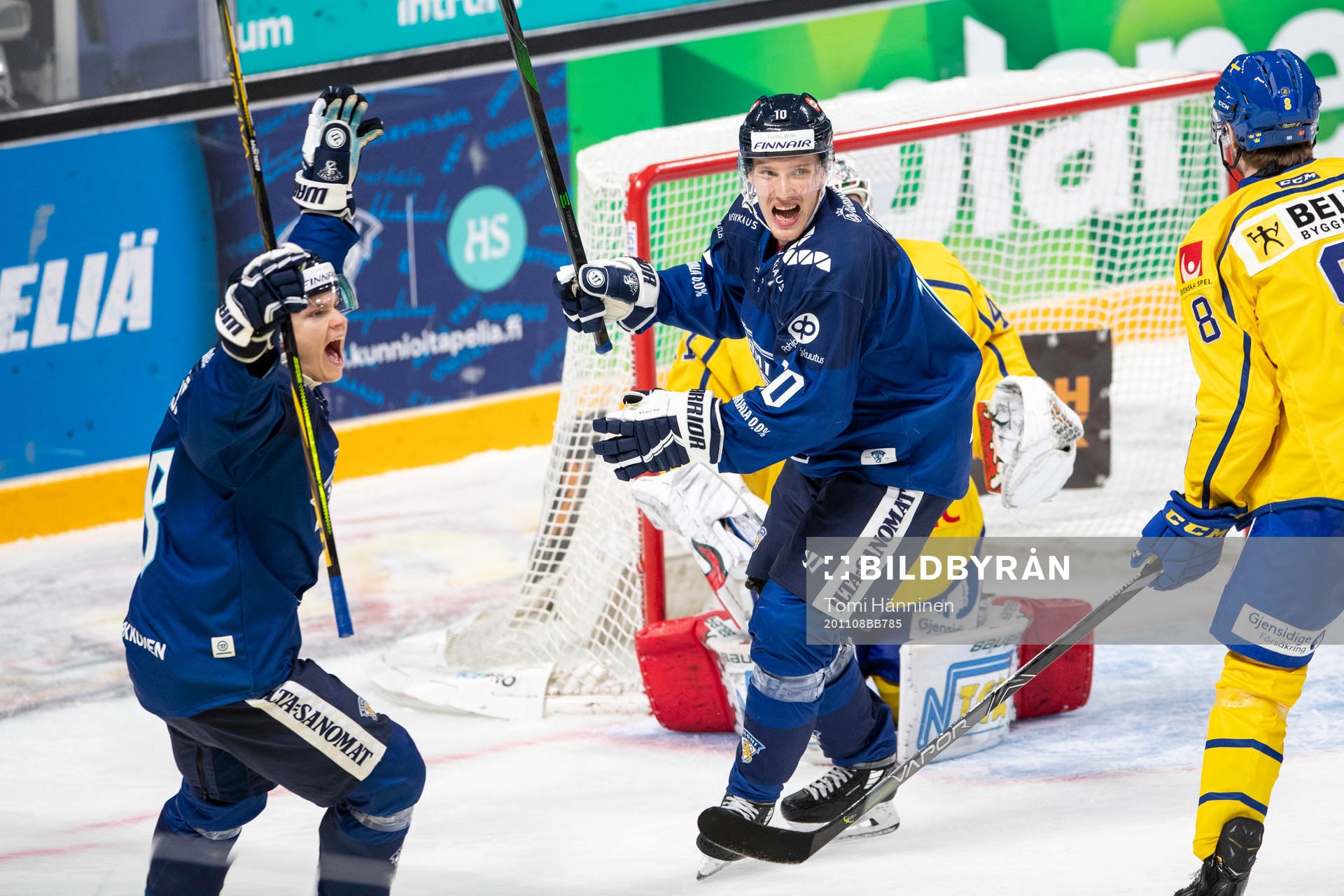 Eemeli Suomi #10, FIN cheering Vili Saarijärvi #18, FIN