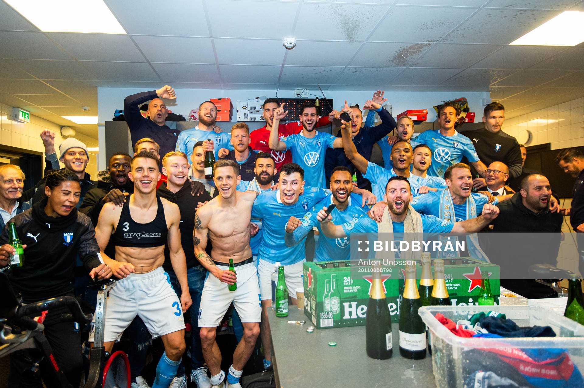 I denna handout bild från Malmö FF syns Malmö FFs spelare jubla över SM-guldet efter fotbollsmatchen i Allsvenskan mellan Malmö FF och Sirius den 8 november 2020 i Malmö.