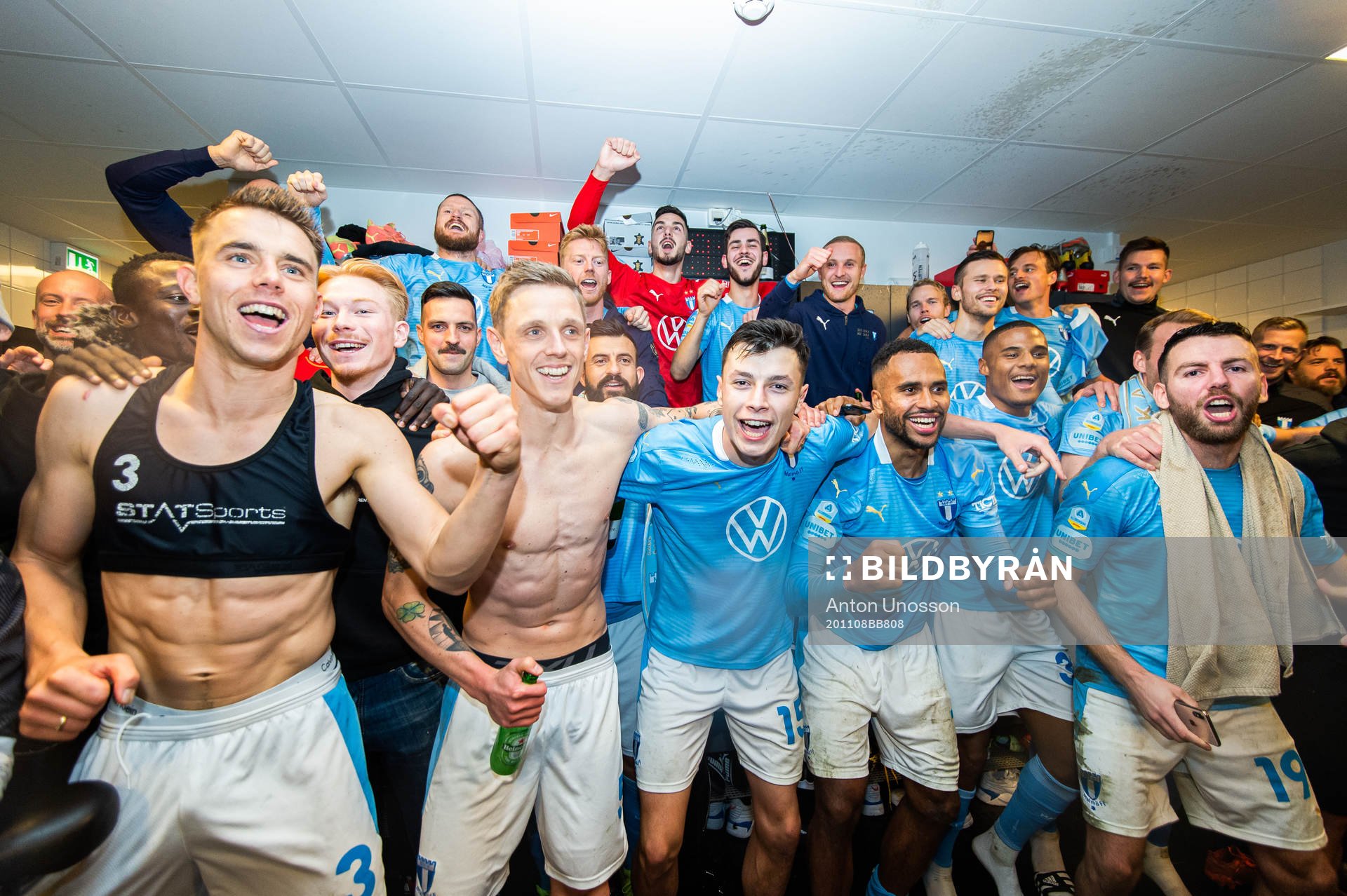 I denna handout bild från Malmö FF syns Malmö FFs Jonas Knudsen, Sören Rieks, Anel Ahmedhodzic, Isaac Kiese Thelin och Erdal Rakip jubla över SM-guldet efter fotbollsmatchen i Allsvenskan mellan Malmö FF och Sirius den 8 november 2020 i Malmö.