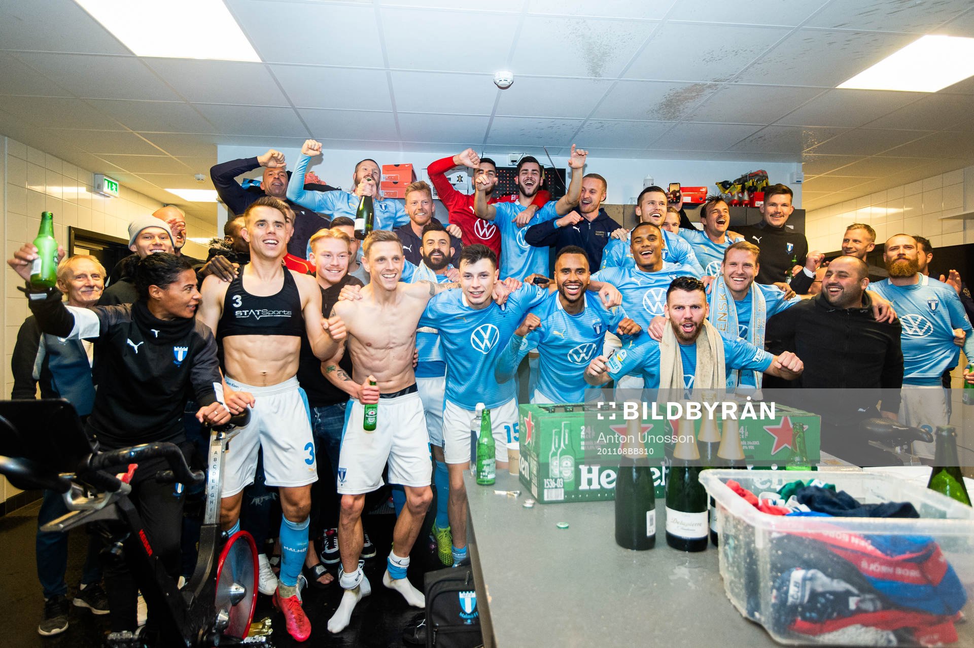 I denna handout bild från Malmö FF syns Malmö FFs spelare jubla över SM-guldet efter fotbollsmatchen i Allsvenskan mellan Malmö FF och Sirius den 8 november 2020 i Malmö.