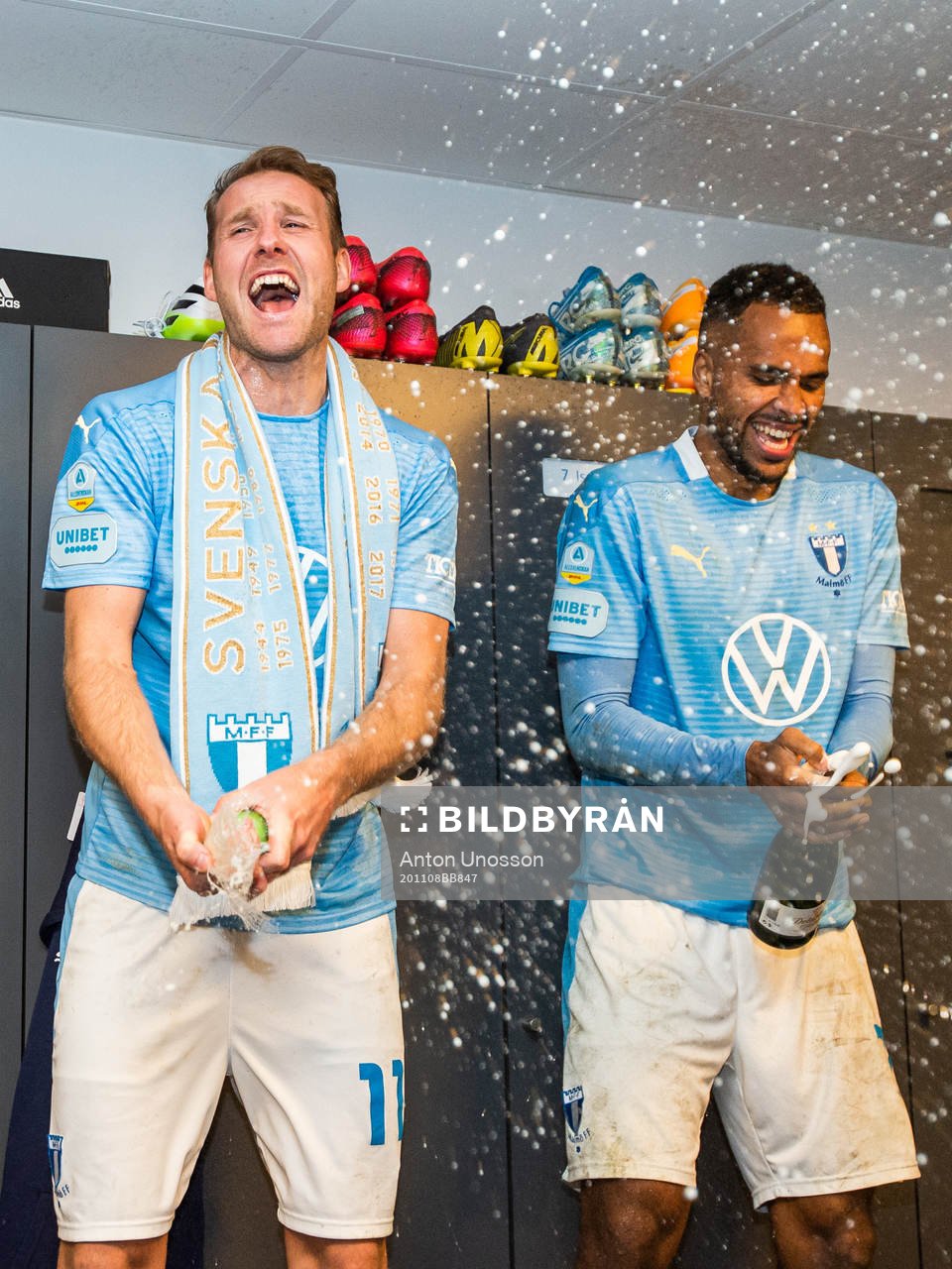 I denna handout bild från Malmö FF syns Malmö FFs Ola Toivonen och Isaac Kiese Thelin jubla över SM-guldet efter fotbollsmatchen i Allsvenskan mellan Malmö FF och Sirius den 8 november 2020 i Malmö.