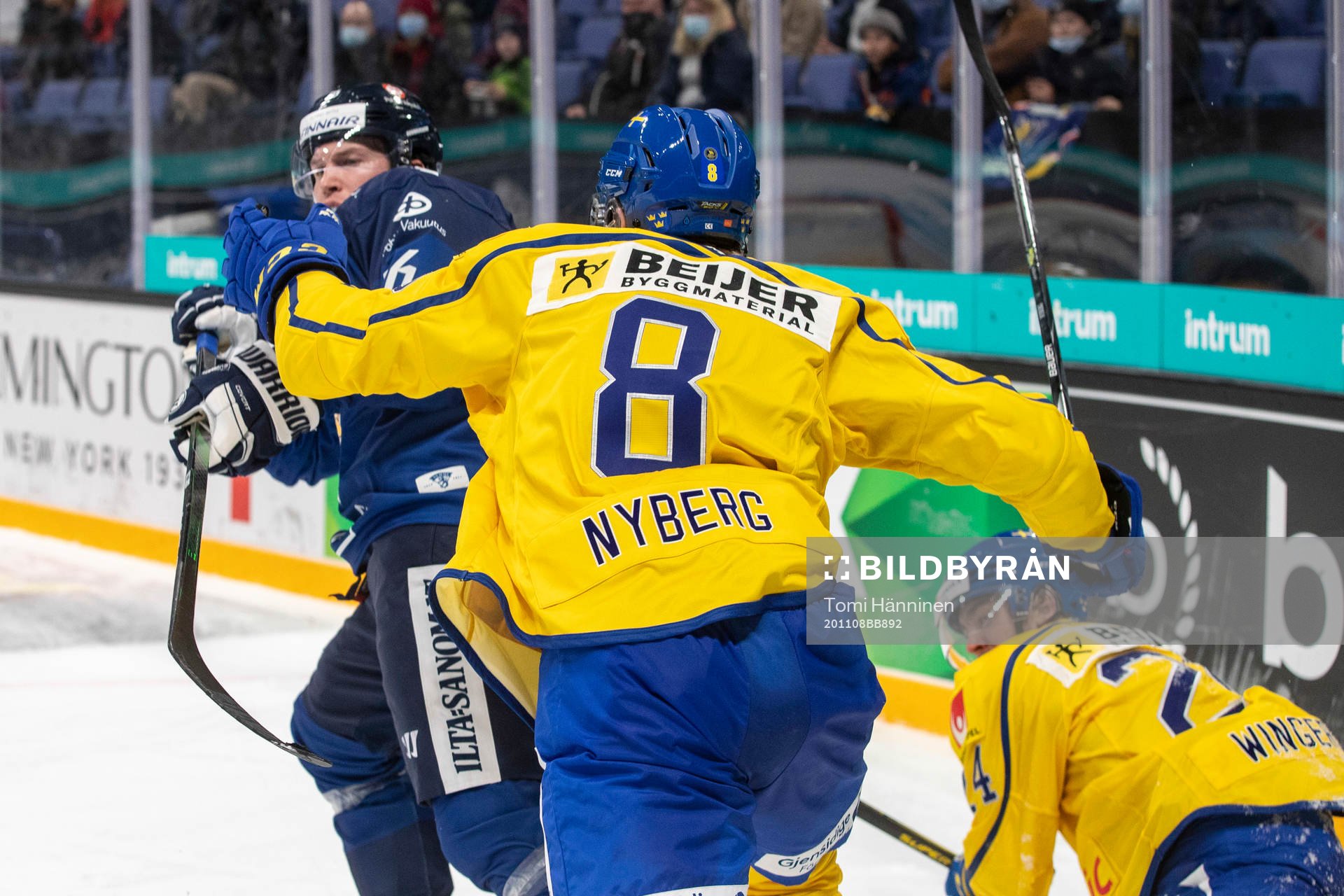 Jere Sallinen #76, FIN tackles to Andreas Wingerli #24,