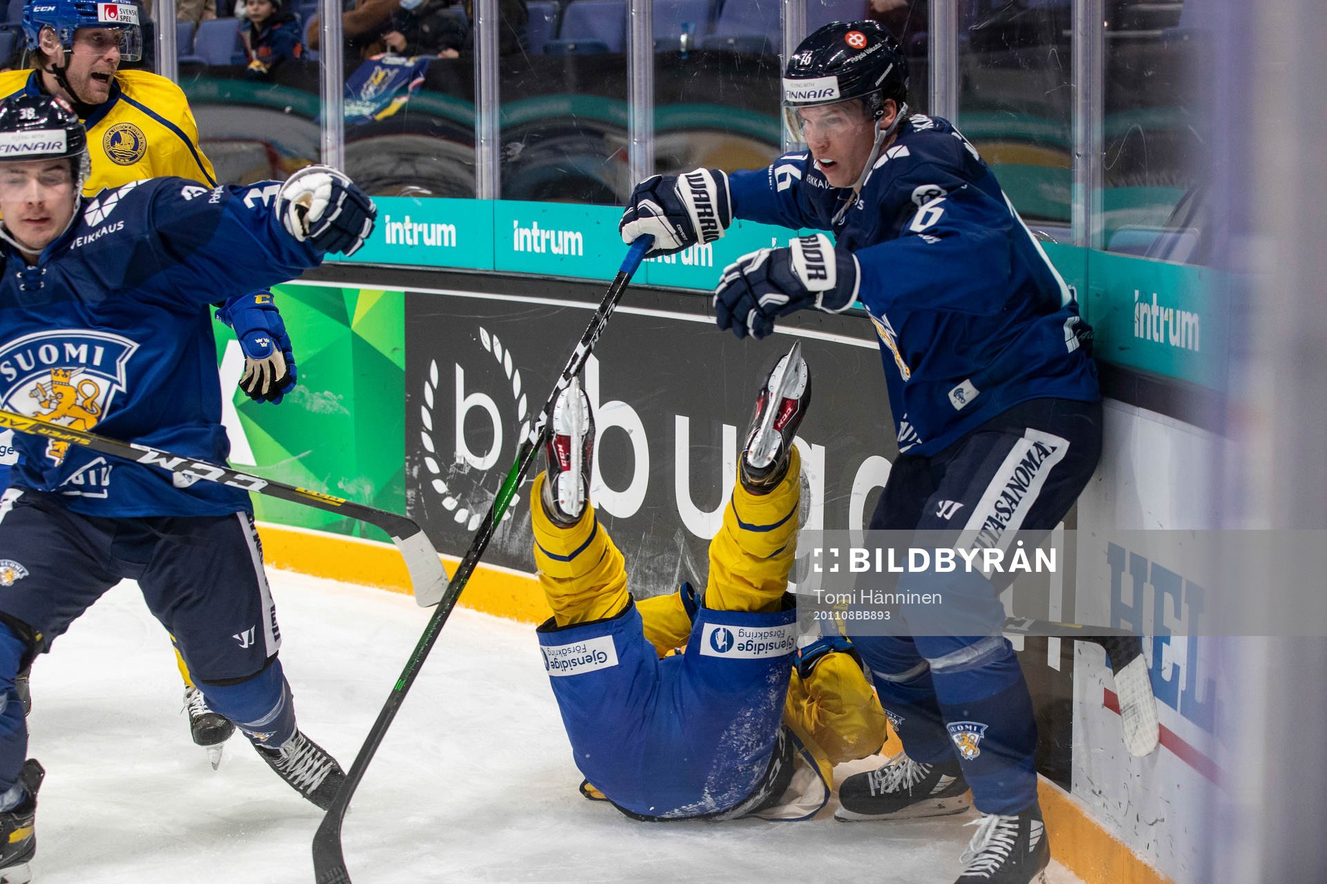 Jere Sallinen #76, FIN tackles to Andreas Wingerli #24,