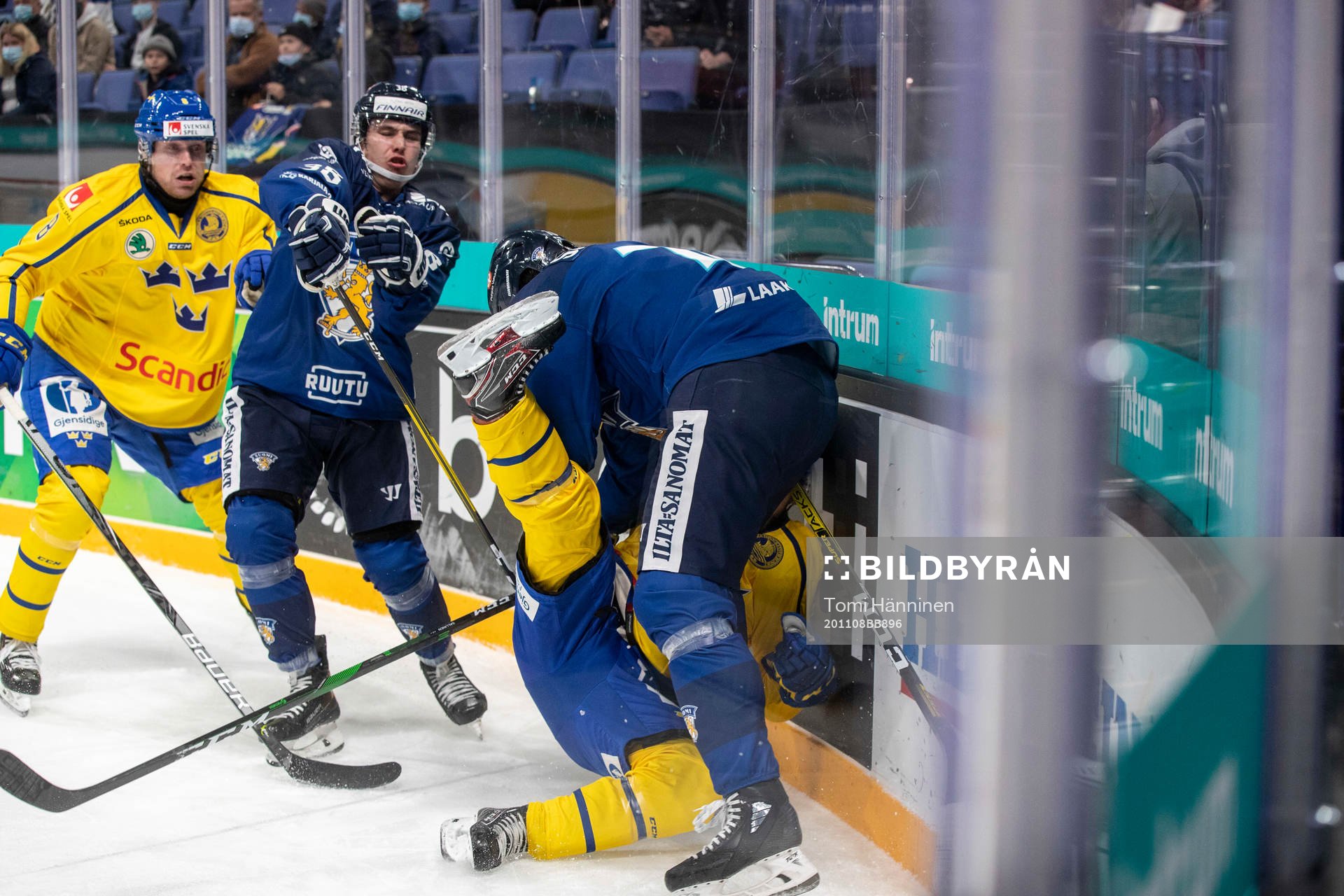 Jere Sallinen #76, FIN tackles to Andreas Wingerli #24,
