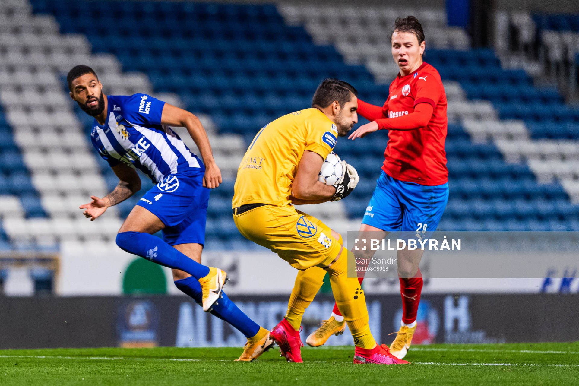 IFK Göteborg Kristopher Da Graca och målvakt Ioannis Anestis i kamp med Helsingborgs Alex Timossi under fotbollsmatchen i Allsvenskan mellan Helsingborg och IFK Göteborg den 8 november 2020 i Helsingborg.