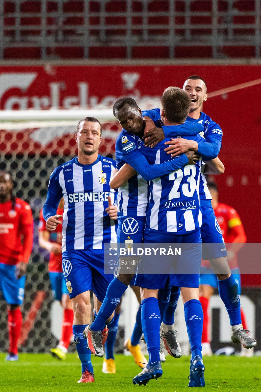 IFK Göteborg Emil Holm jublar med lagkamrater efter att han gjort 0-1 under fotbollsmatchen i Allsvenskan mellan Helsingborg och IFK Göteborg den 8 november 2020 i Helsingborg.