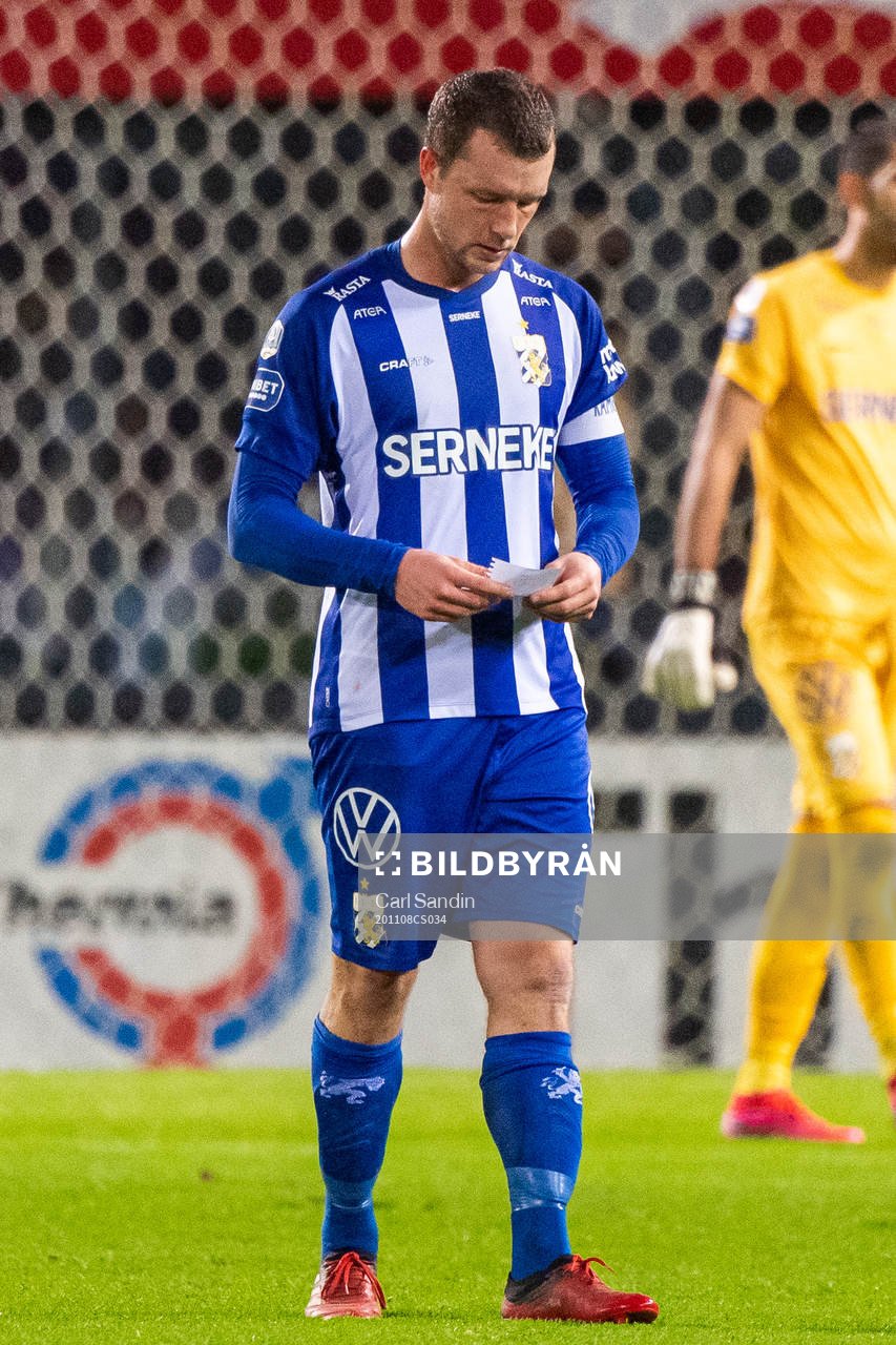 IFK Göteborg Jakob Johansson läser på en lapp