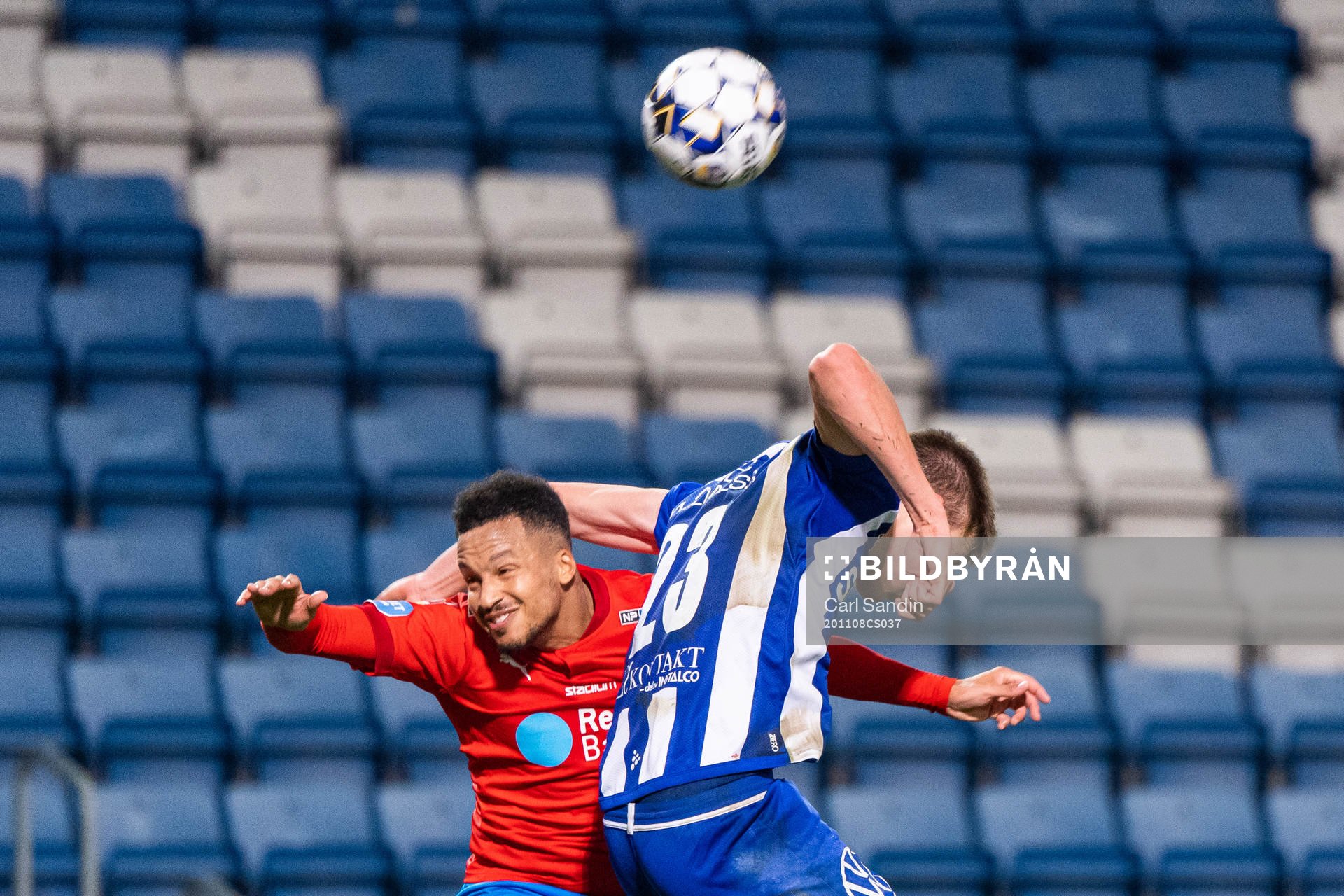 Helsingborgs Martin Olsson och IFK Göteborg Emil Holm under fotbollsmatchen i Allsvenskan mellan Helsingborg och IFK Göteborg den 8 november 2020 i Helsingborg.