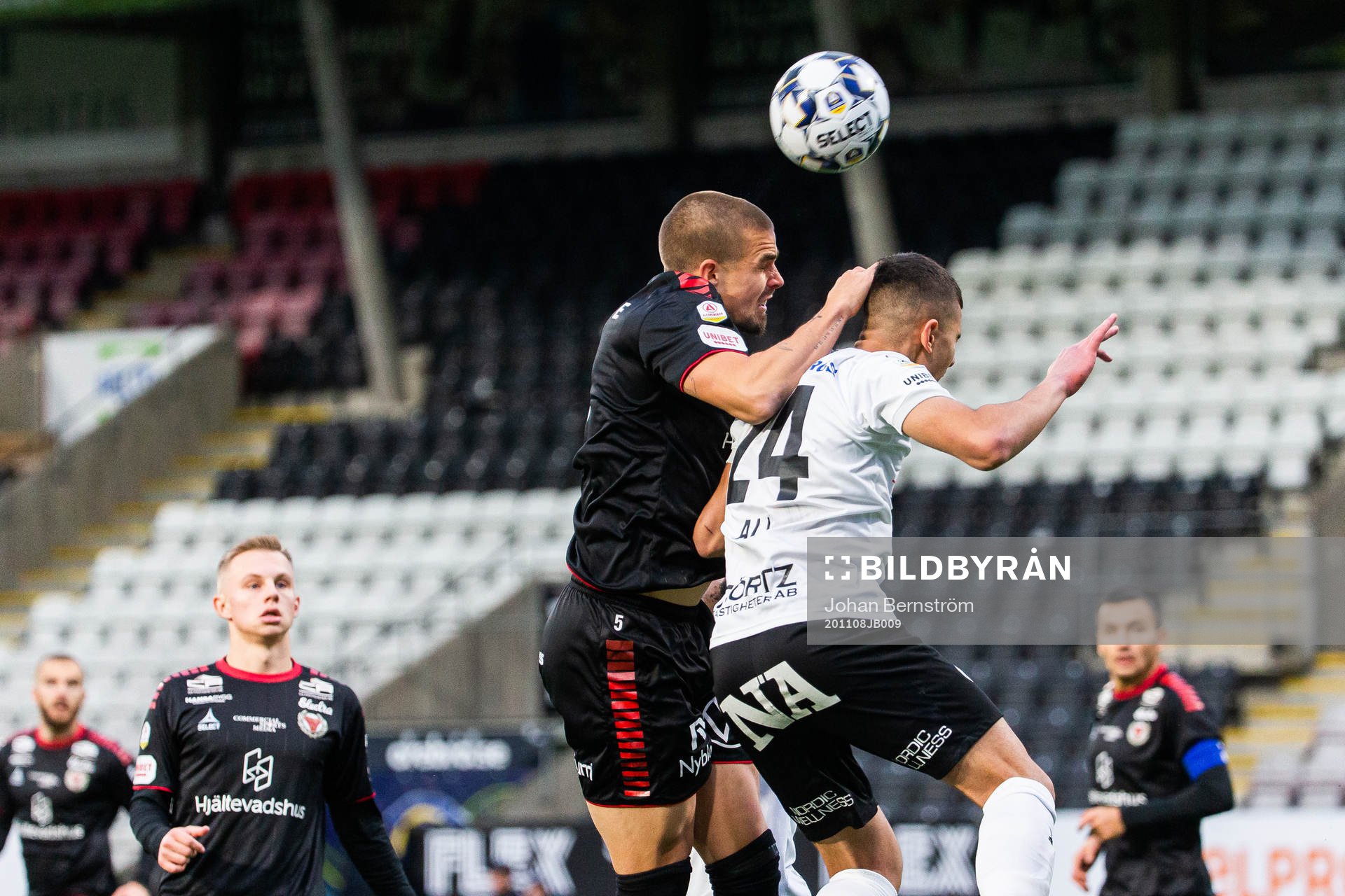 Kalmars Douglas Bergqvist och Örebros Hussein Ali i