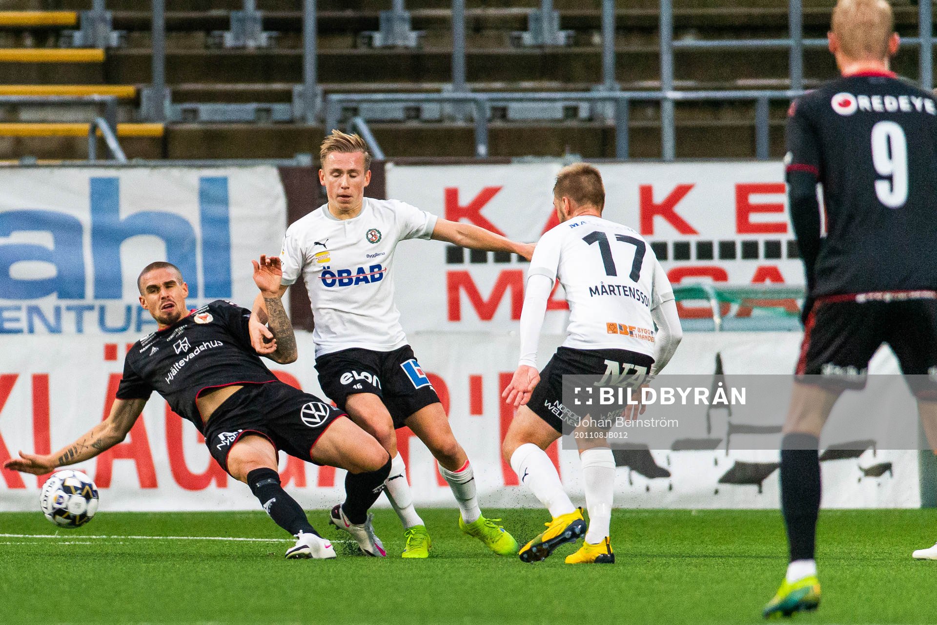 Kalmars Douglas Bergqvist och Örebros David Seger i kamp