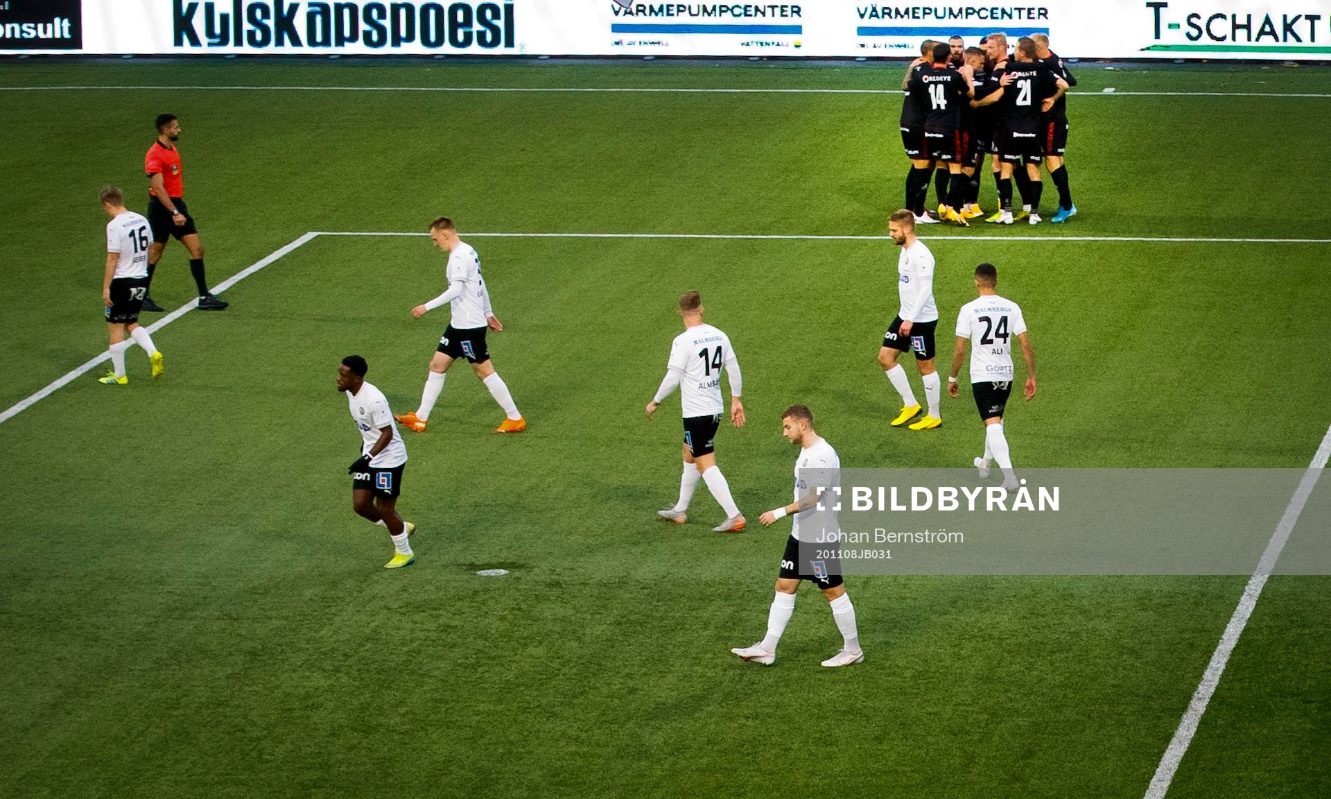 Kalmarspelarna jublar vid 0-1 målet och Örebrospelarna