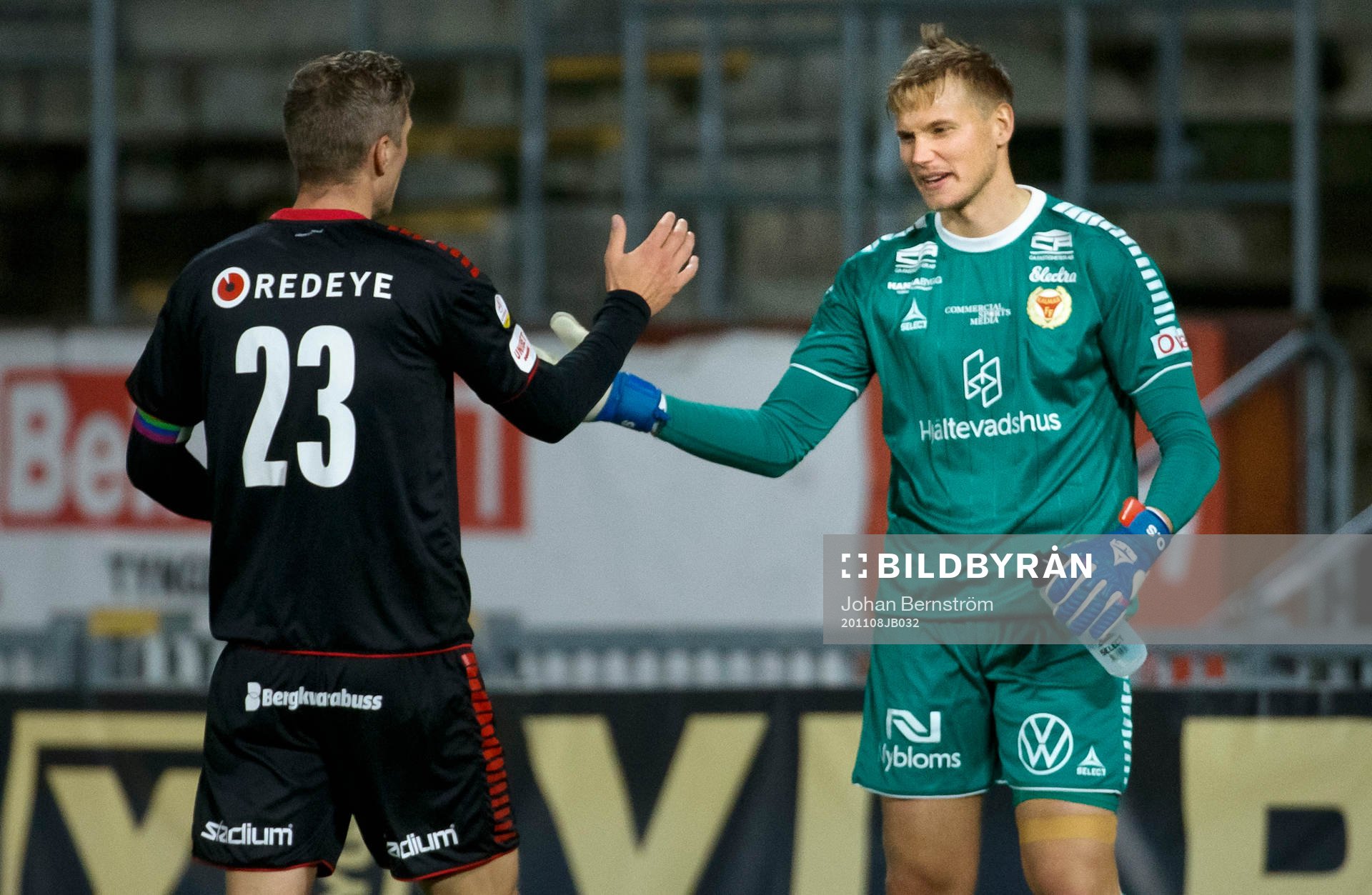 Kalmars Viktor Elm och målvakt Ole Söderberg jublar vid