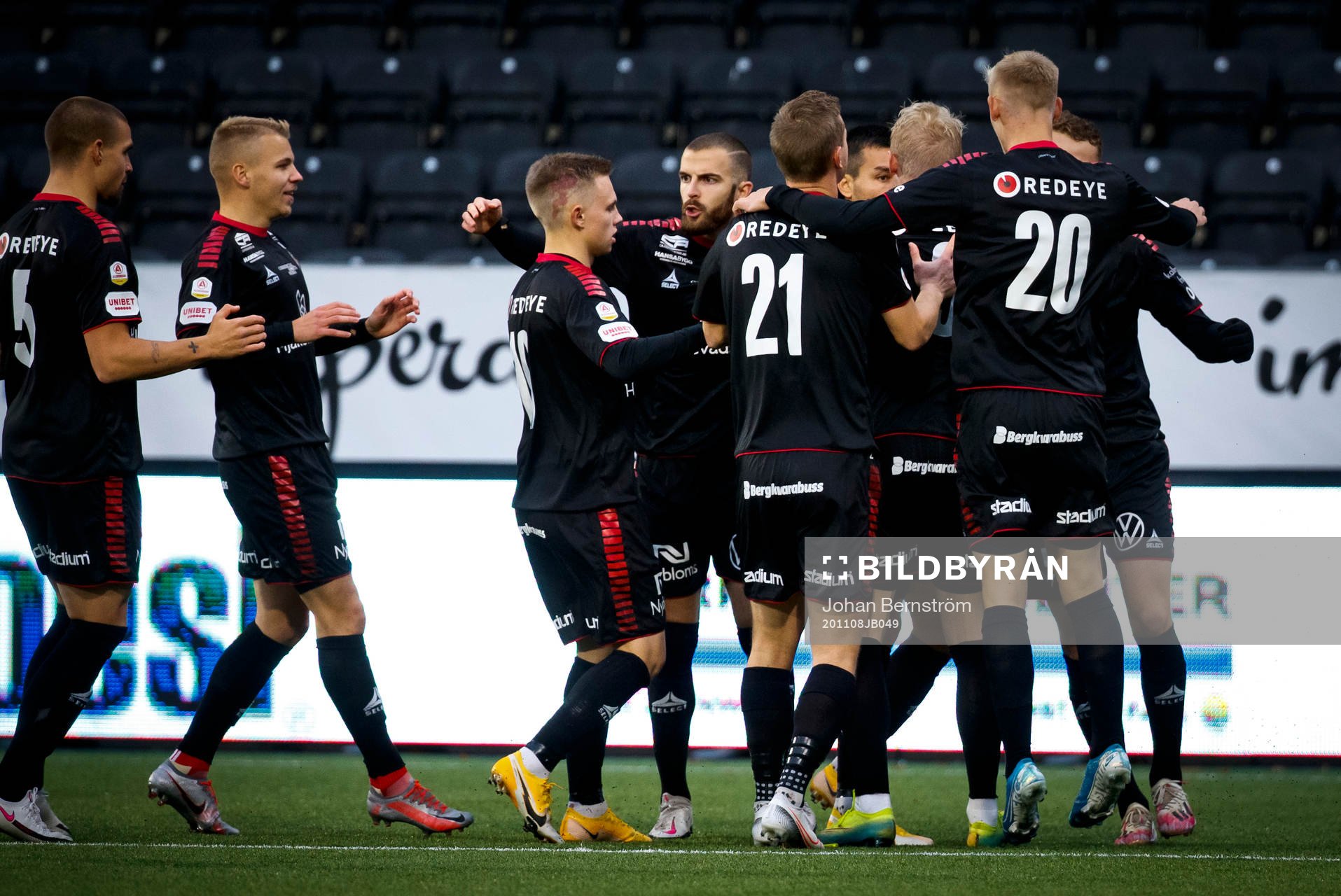 Kalmarspelarna jublar vid Örebrosjälvmål till 0-1