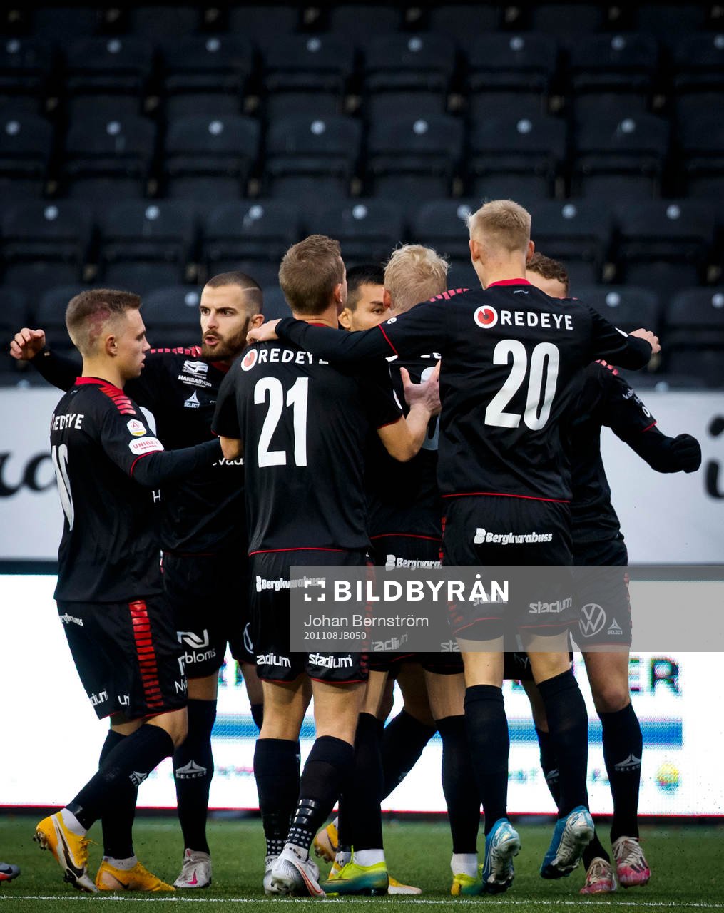 Kalmarspelarna jublar vid Örebrosjälvmål till 0-1