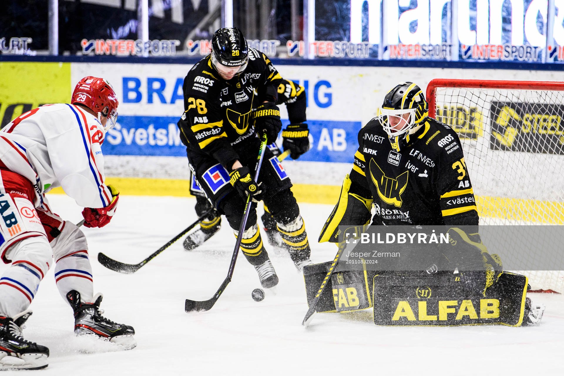 Västerås målvakt Emil Kruse och Lukas Zetterberg mot