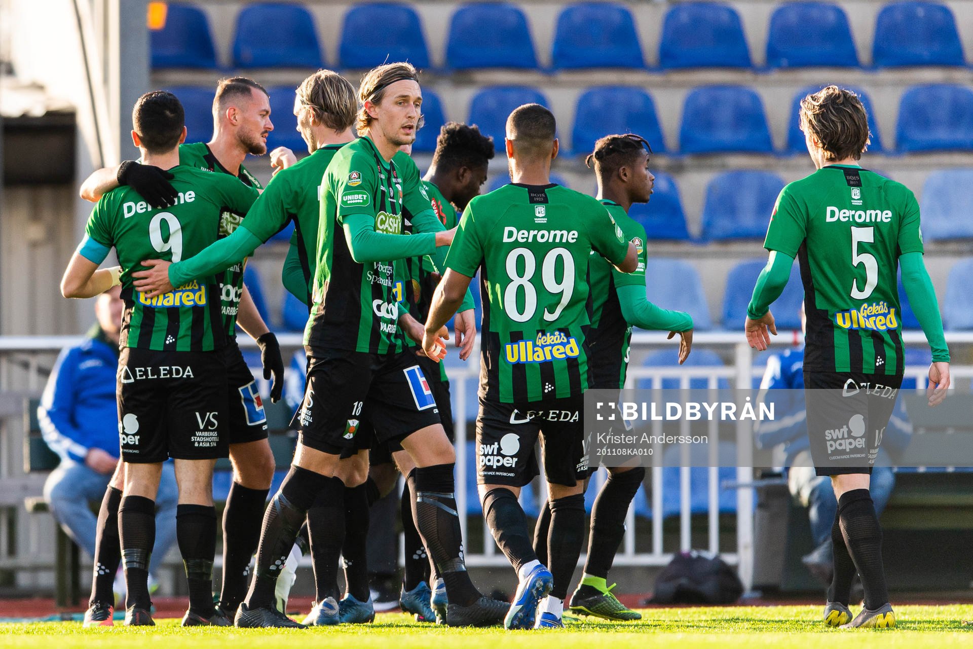 Varbergs Astrit Selmani jublar med lagkamrater