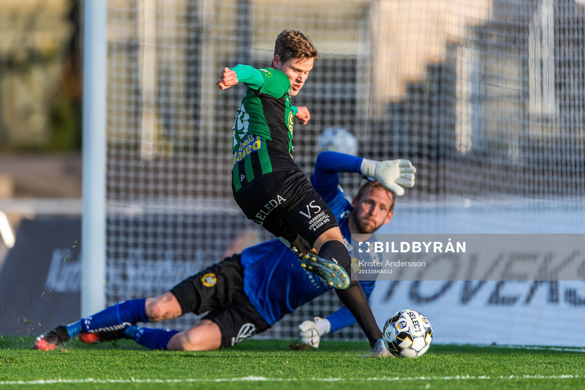 Varbergs Gustav Norlin oroar framför Hammarbys målvakt