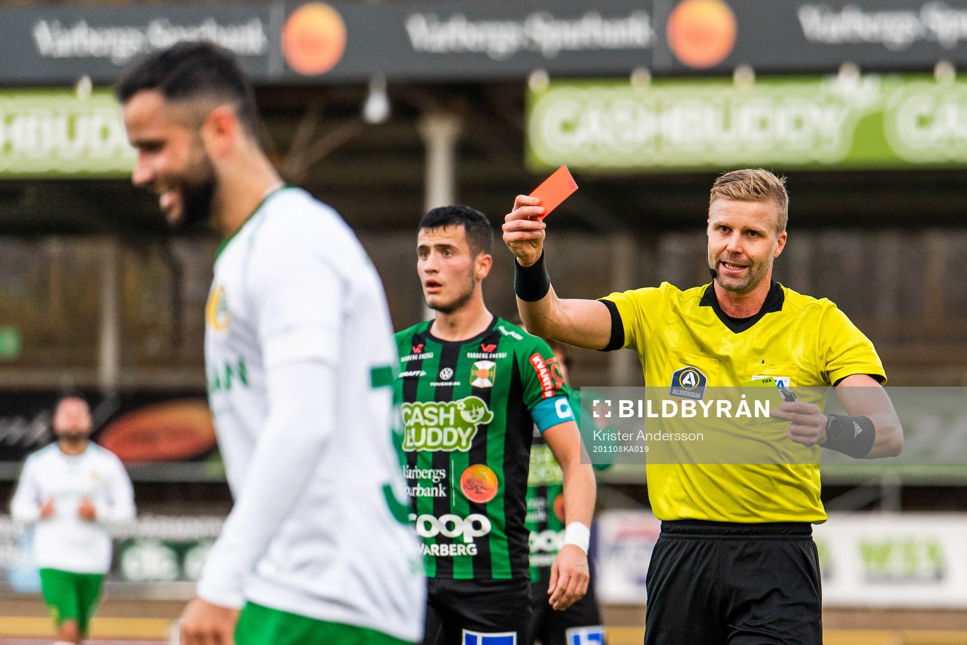Domare Glenn Nyberg visar ut Hammarbys Mohanad Jeahze
