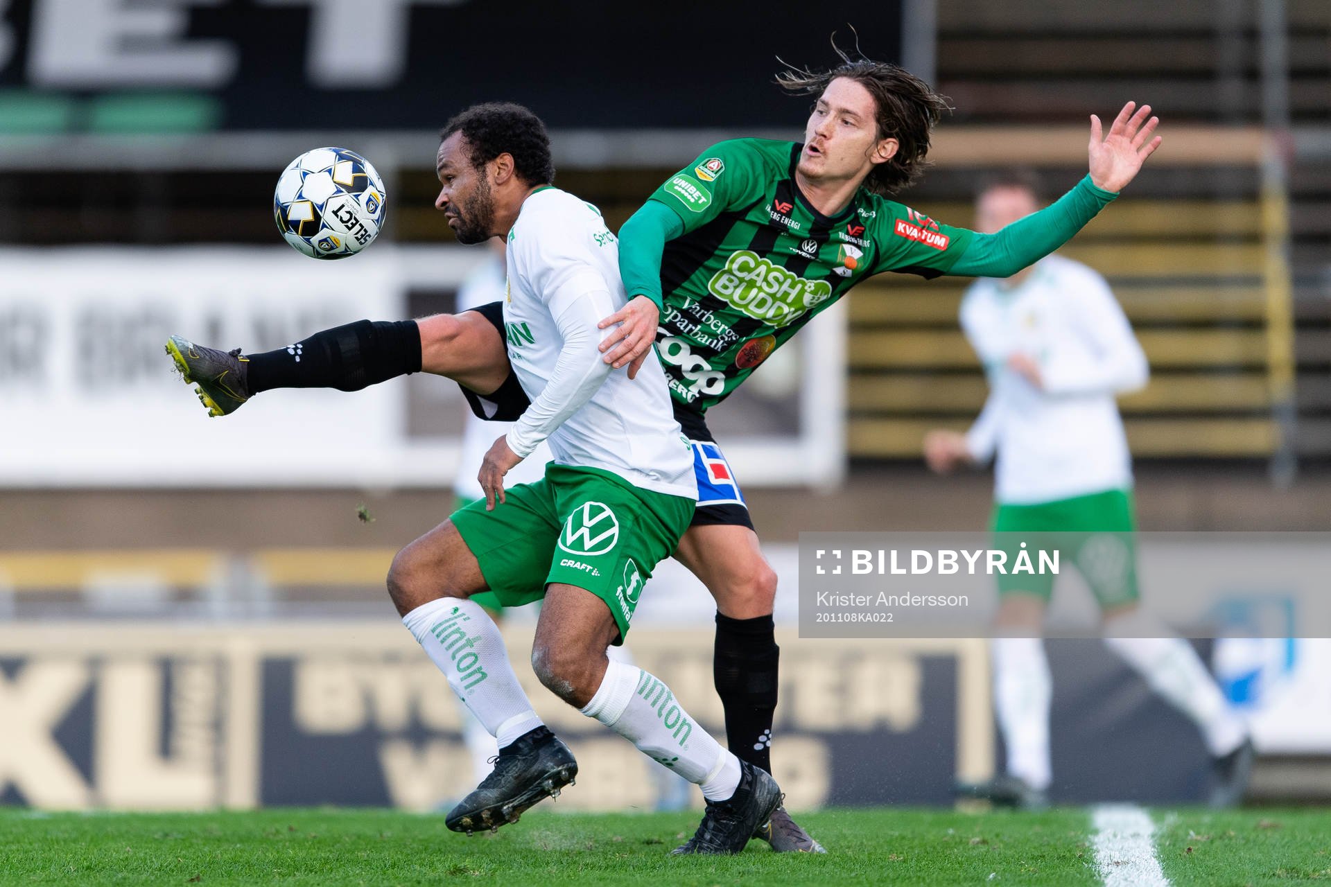 Hammarbys Serge-Junior Martinsson Ngouali och Varbergs Robin Book under fotbollsmatchen i Allsvenskan mellan Varberg och Hammarby den 8 november 2020 i Varberg.