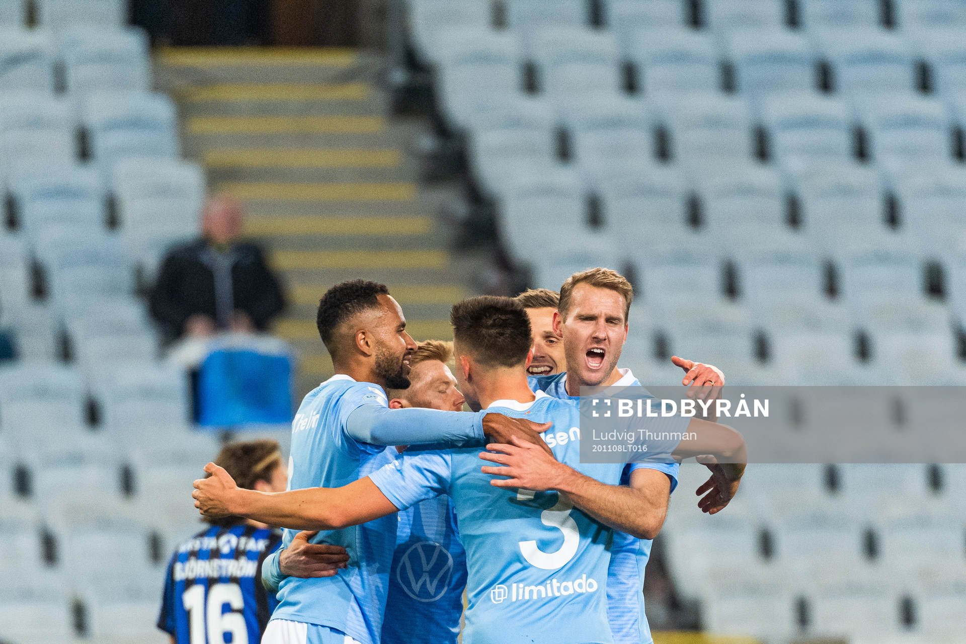 Malmö FFs Anders Christiansen jublar med lagkamrater efter att han gjort 2-0 under fotbollsmatchen i Allsvenskan mellan Malmö FF och Sirius den 8 november 2020 i Malmö.
