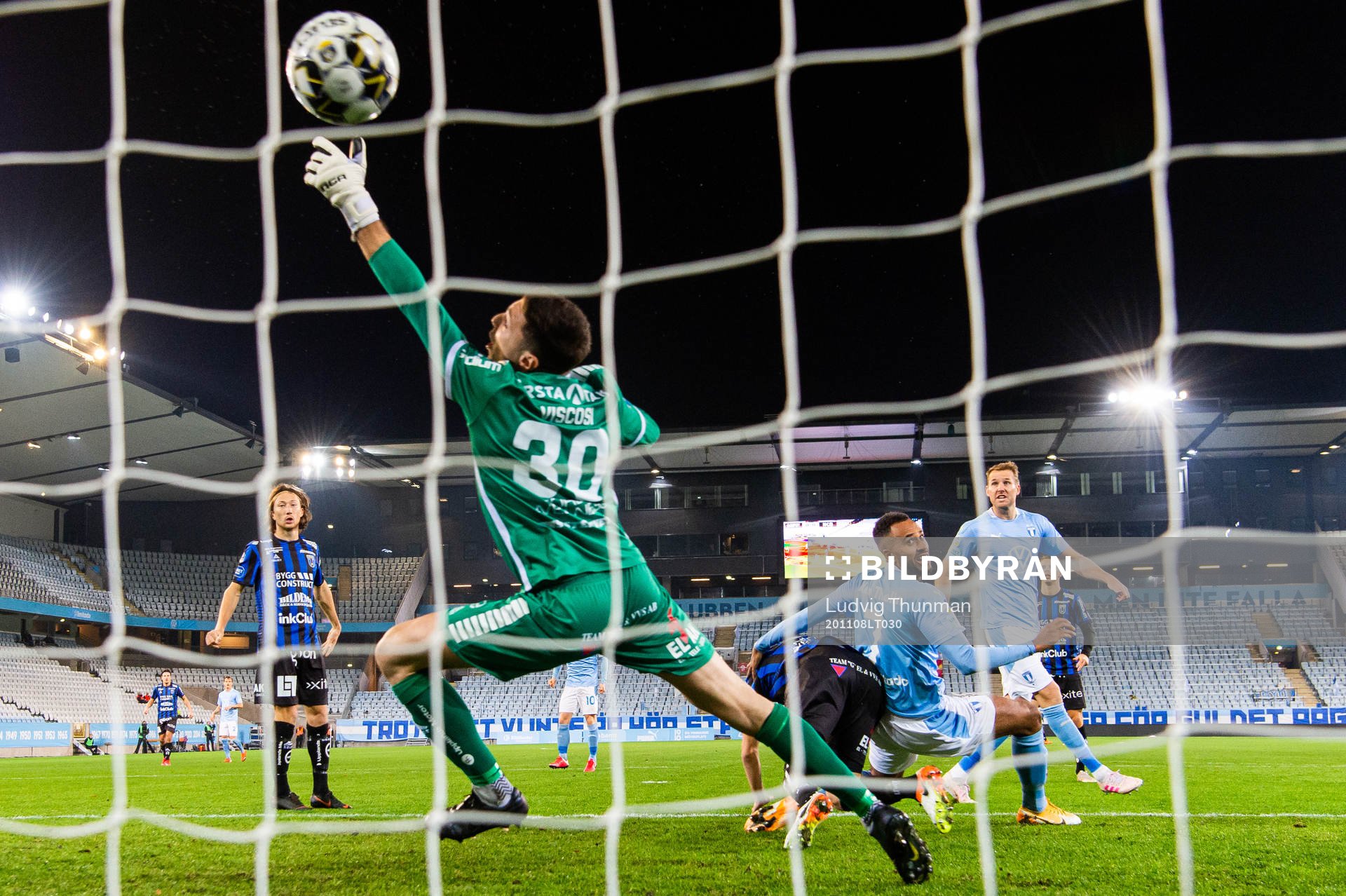 Malmö FFs Isaac Kiese Thelin gör 1-0 bakom Sirius målvakt Jonathan Viscosi under fotbollsmatchen i Allsvenskan mellan Malmö FF och Sirius den 8 november 2020 i Malmö.