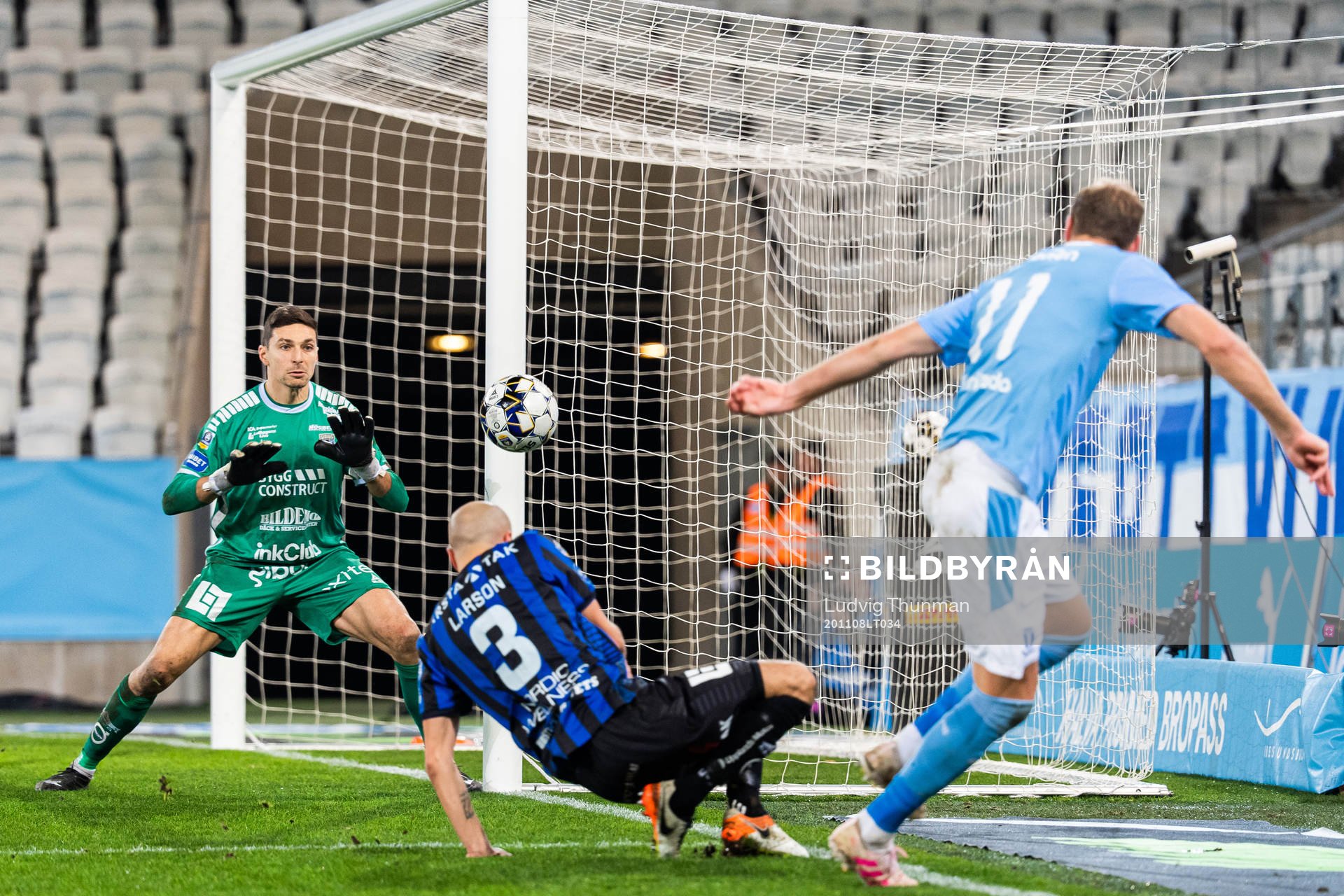 Malmö FFs Ola Toivonen skjuter mot Sirius målvakt