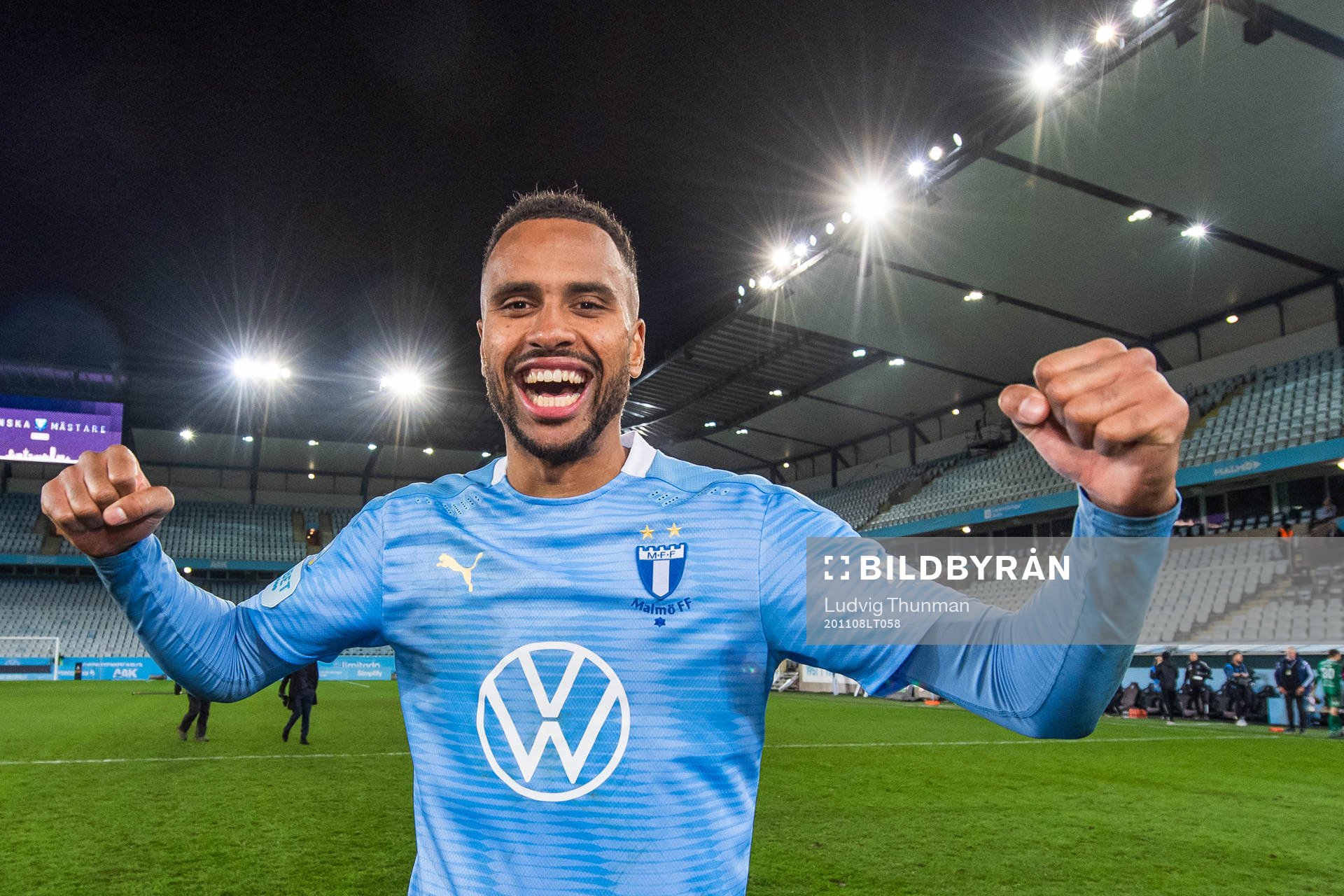Malmö FFs Isaac Kiese Thelin jublar över SM-guldet