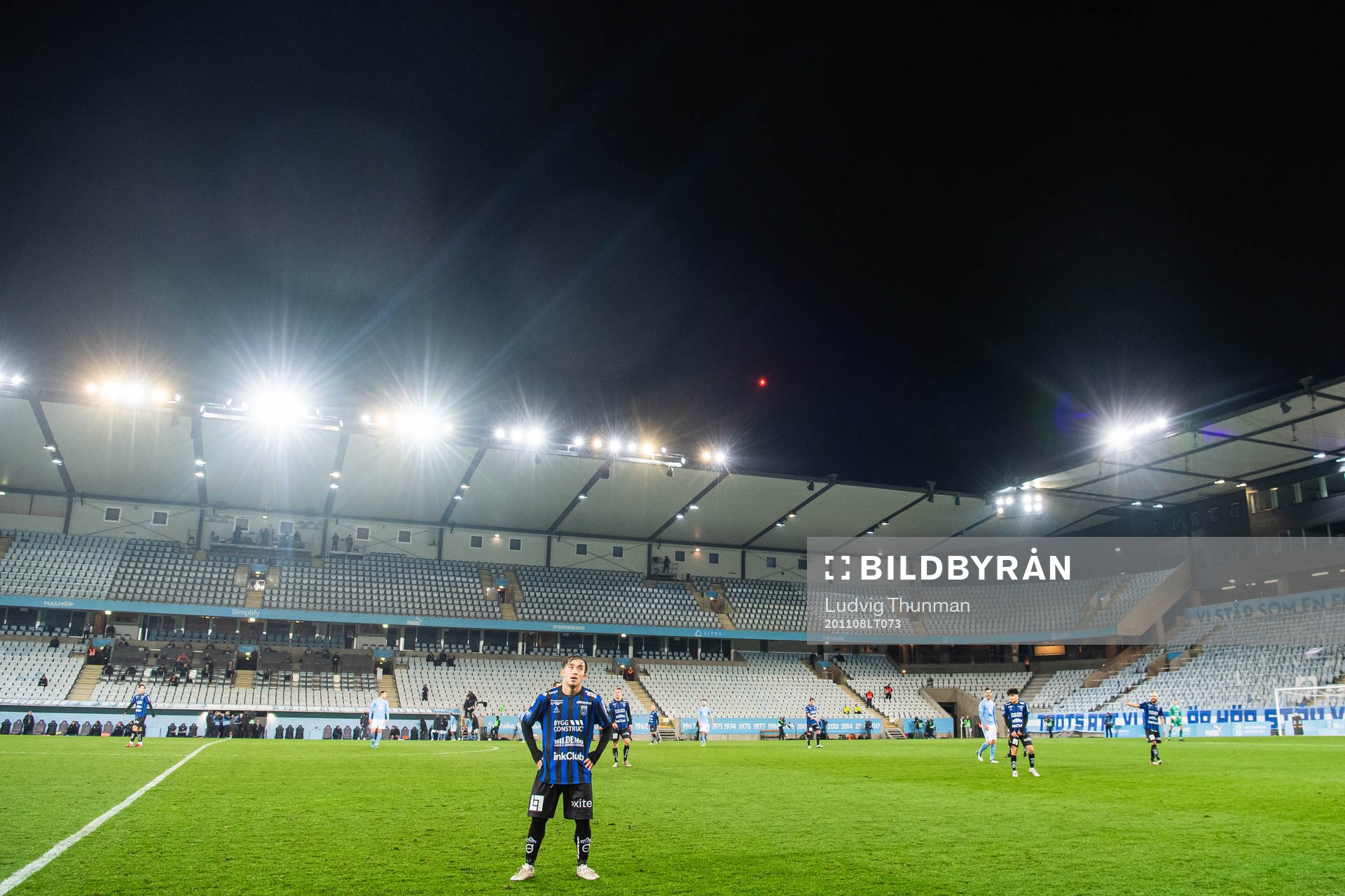 Fyrverkerier (röda prickar) utanför Eleda Stadion