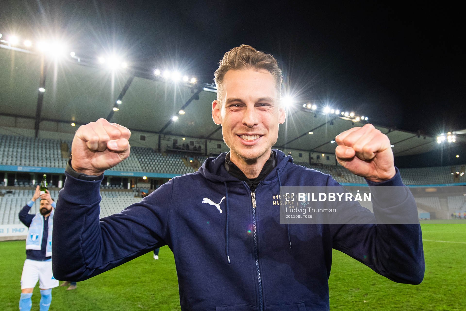 Malmö FFs assisterande tränare Daniel Bäckström jublar