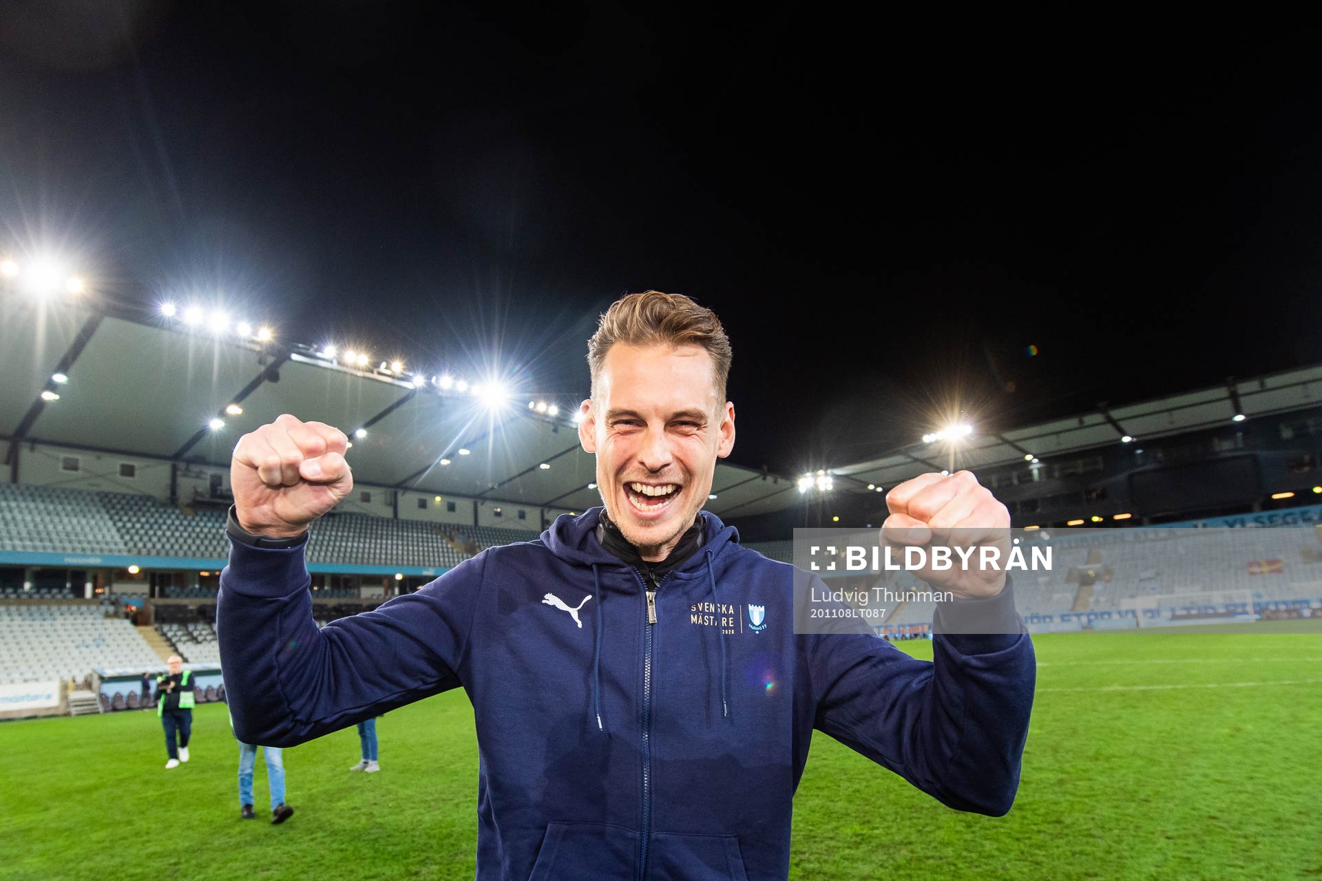 Malmö FFs assisterande tränare Daniel Bäckström jublar över SM-guldet efter fotbollsmatchen i Allsvenskan mellan Malmö FF och Sirius den 8 november 2020 i Malmö.