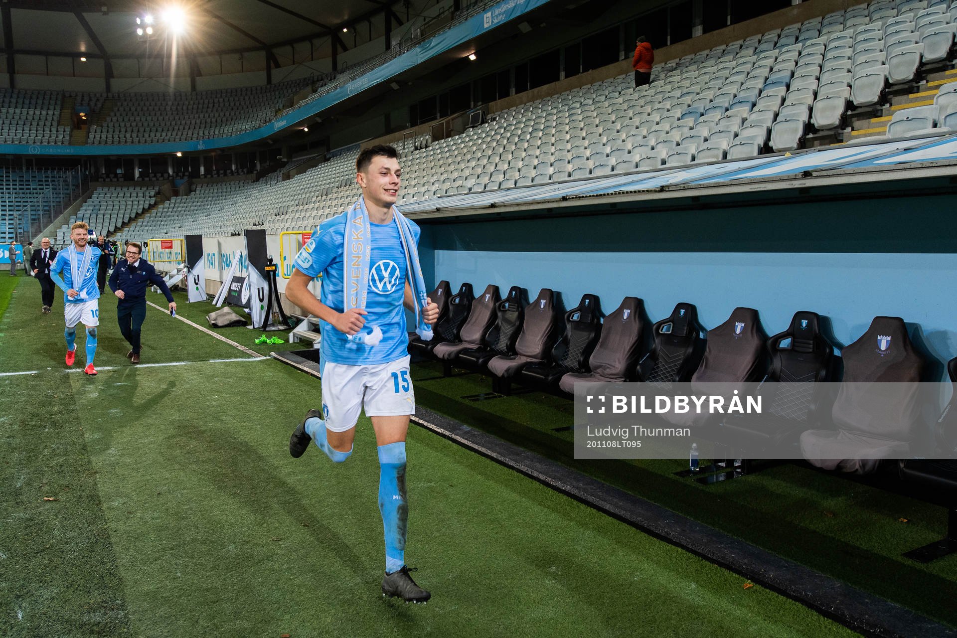 Malmö FFs Anel Ahmedhodzic jublar över SM-guldet efter fotbollsmatchen i Allsvenskan mellan Malmö FF och Sirius den 8 november 2020 i Malmö.