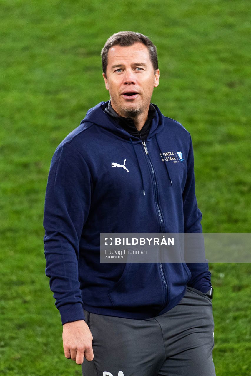 Malmö FFs sportchef Daniel Andersson jublar över SM-guldet