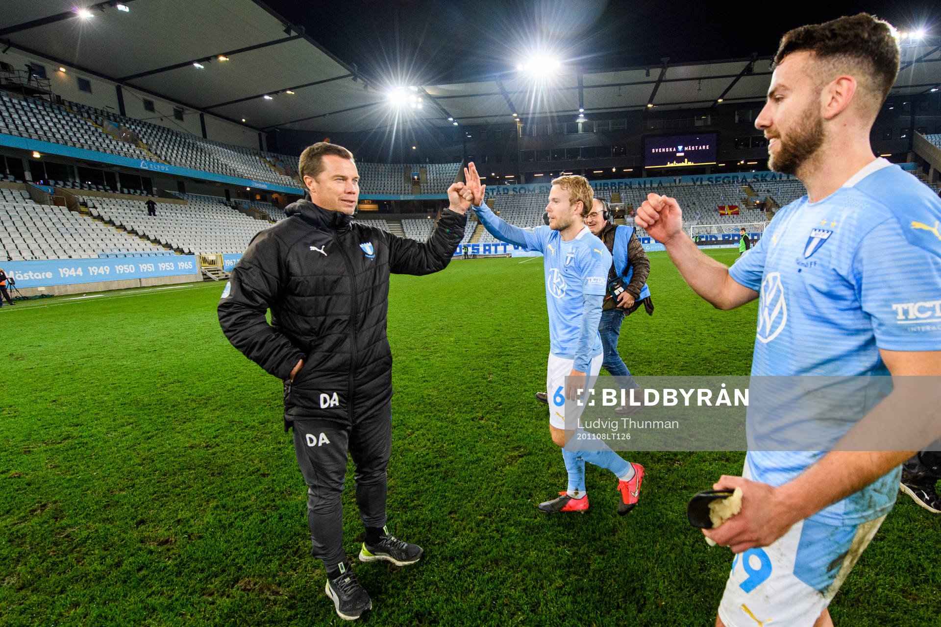 Malmö FFs sportchef Daniel Andersson jublar med Oscar