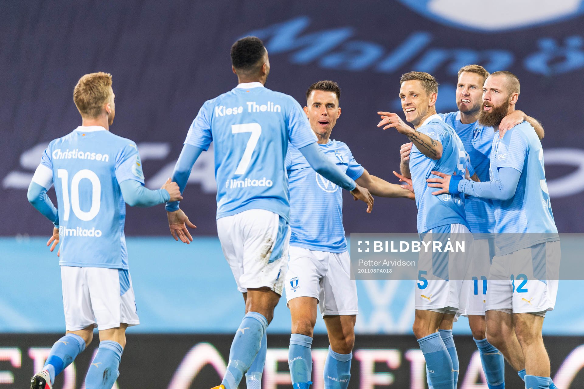 Malmö FFs  Isaac Kiese Thelin jublar med Jonas Knudsen,