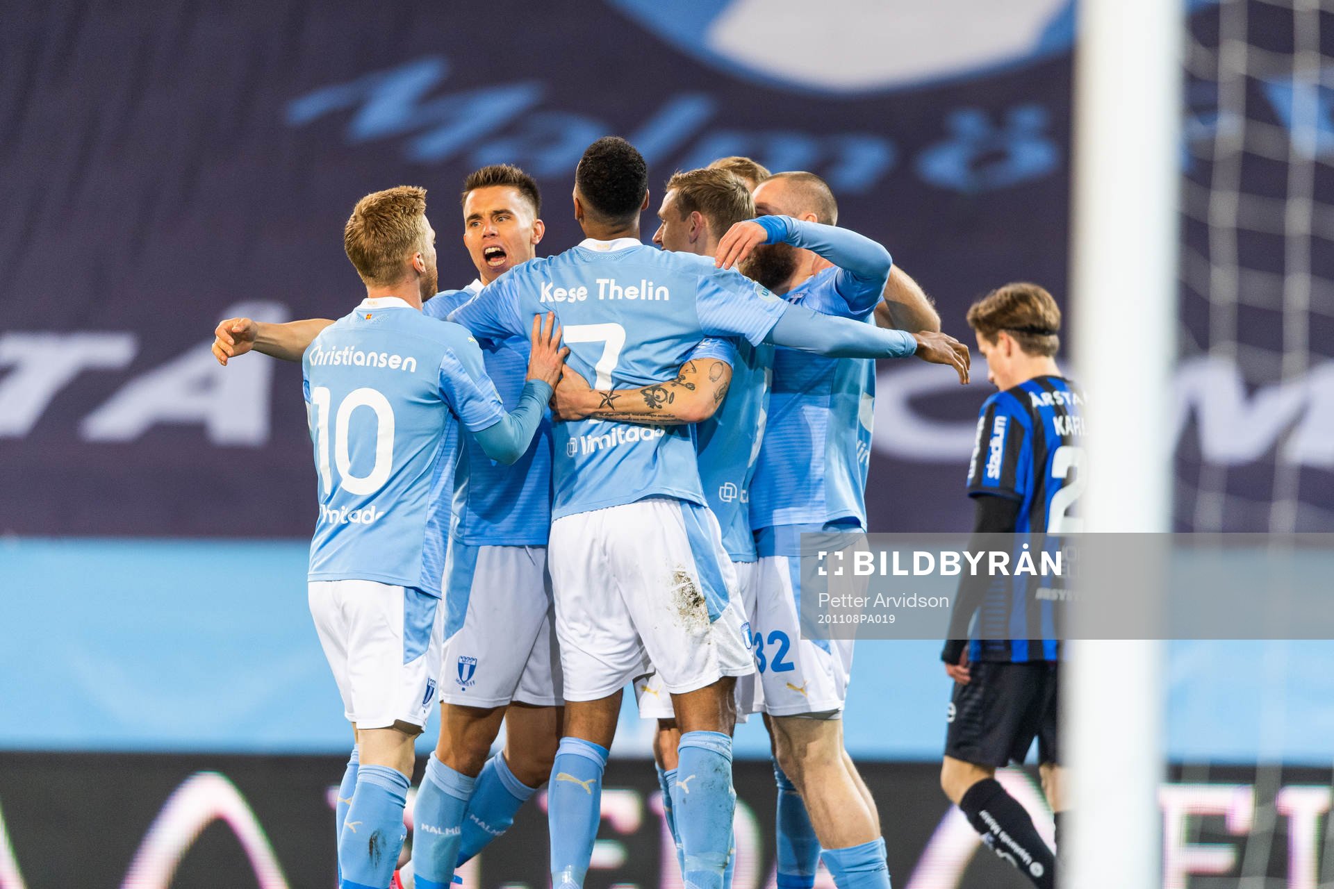 Malmö FFs  Isaac Kiese Thelin jublar med lagkamrater