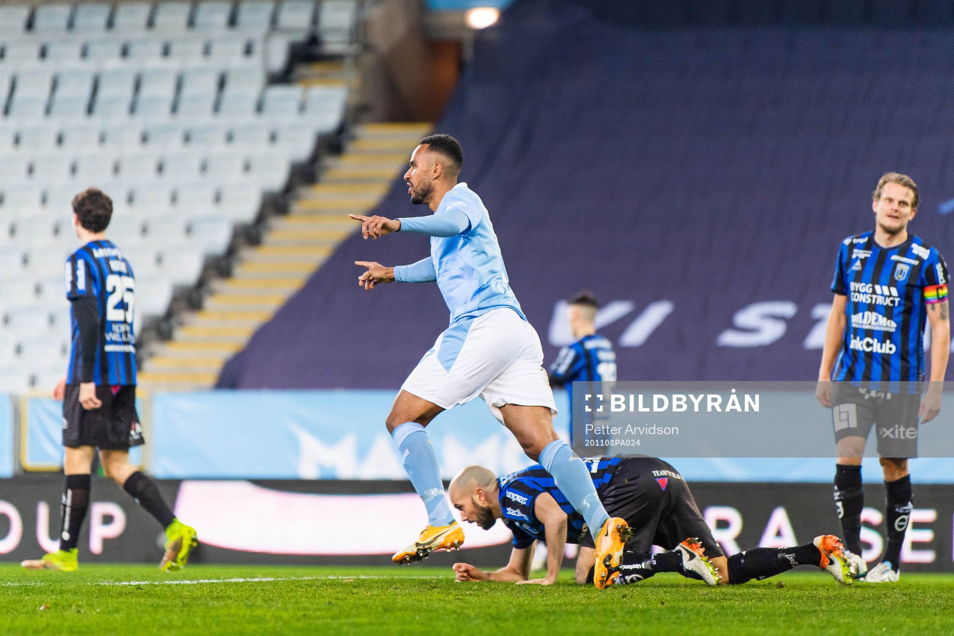 Malmö FFs  Isaac Kiese Thelin jublar