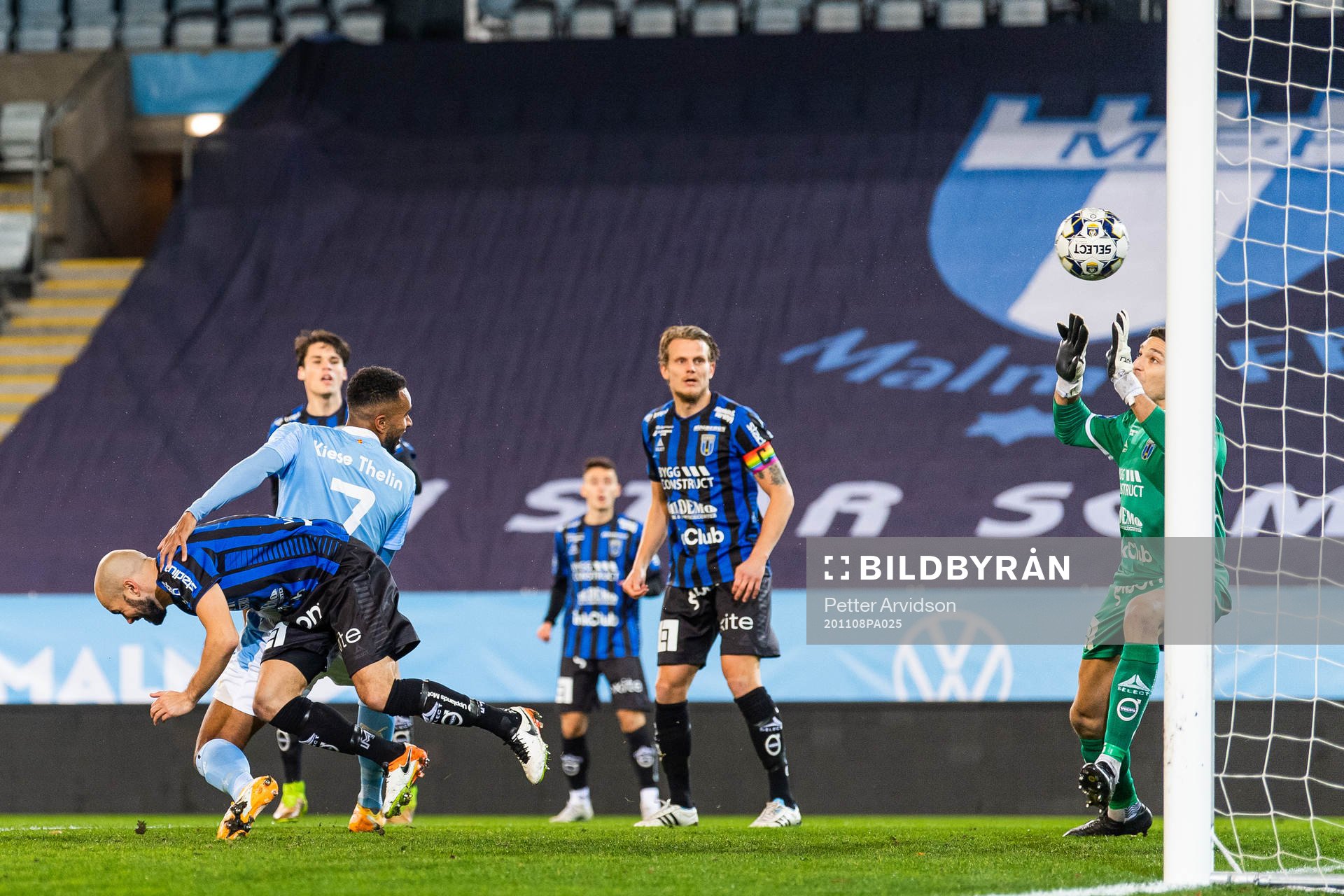 Malmö FFs  Isaac Kiese Thelin gör 1-0 bakom Sirius