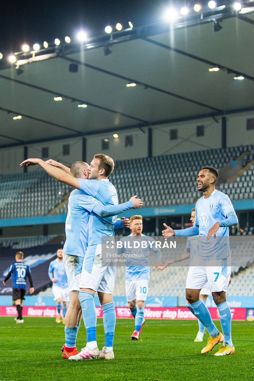 Malmö FFs Jo Inge Berget och Isaac Kiese Thelin jublar med Ola Toivonen efter att gjort 3-0 under fotbollsmatchen i Allsvenskan mellan Malmö FF och Sirius den 8 november 2020 i Malmö.