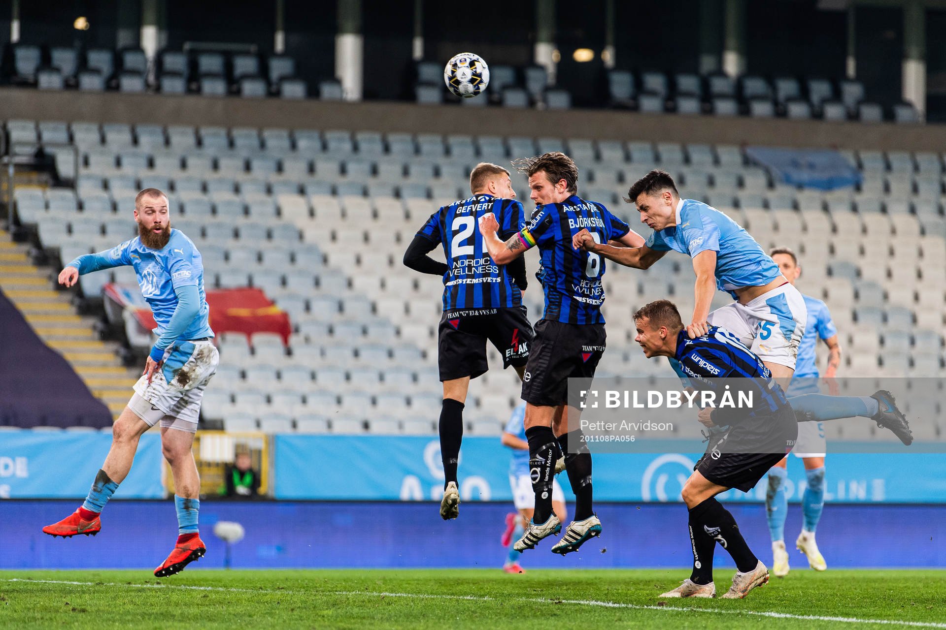 Malmö FFs Anel Ahmedhodzic i nickduell med Sirius Simon